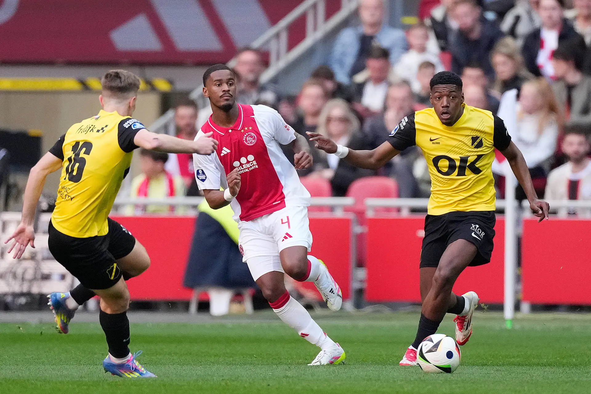 Hato niet bezig met transfer: 'Volgend jaar kan ik met Ajax waarschijnlijk Champions League spelen...'