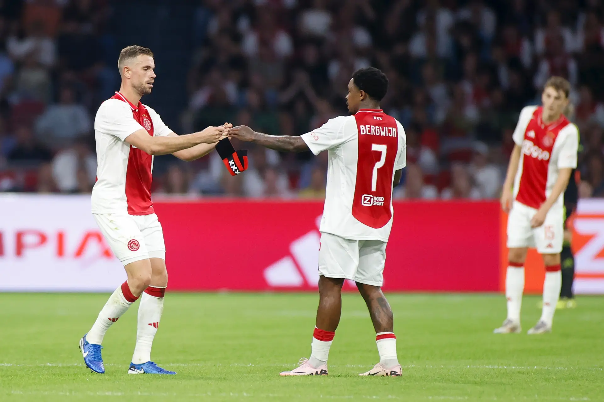 Bergwijn over aanvoerderschap bij Ajax: 'Zag mezelf niet als aanvoerder'