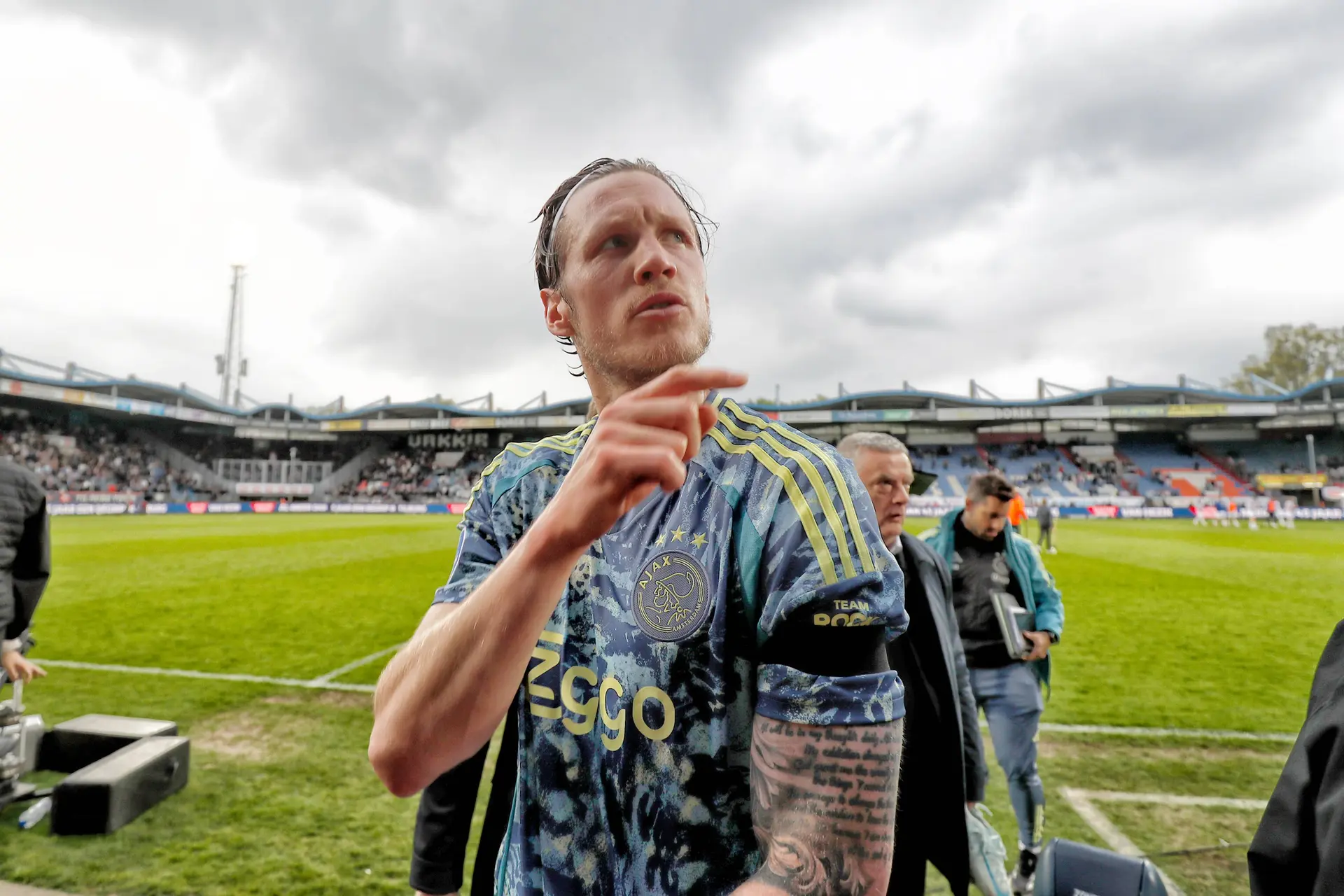 Kranten zien Farioli bijzonder record met Ajax neerzetten: 'Geweldige hand van wisselen'