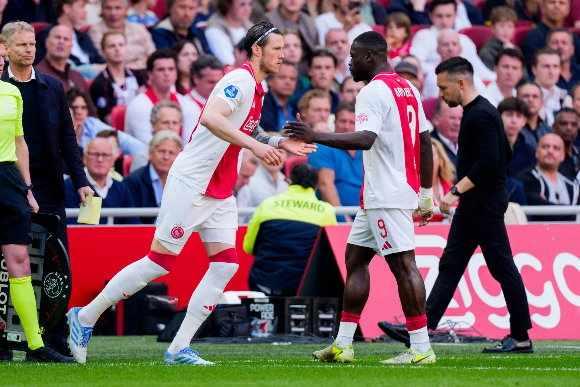 Kranten: 'Je kunt beter zeggen dat Ajax regelmatig bijna een uur verspeelt met Brobbey op het veld'