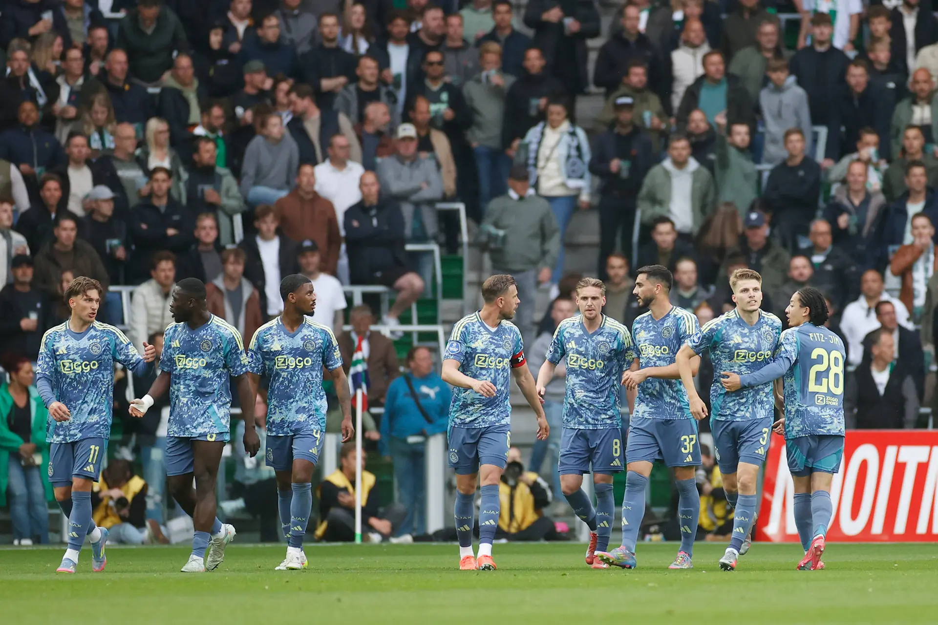 Ajax geeft voorsprong en koppositie in bizarre slotminuut uit handen op bezoek bij FC Groningen