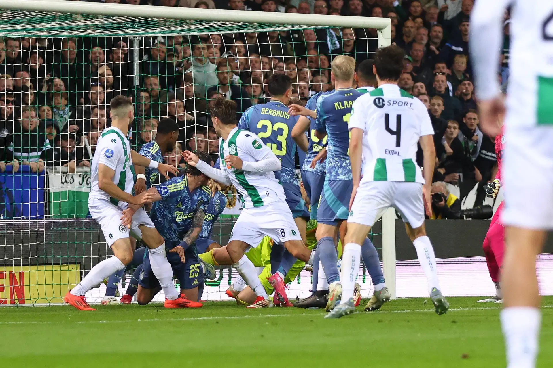 Kranten vatten dramatische avond samen: 'Chaos, matpartij en tranendal bij Ajax in Euroborg'