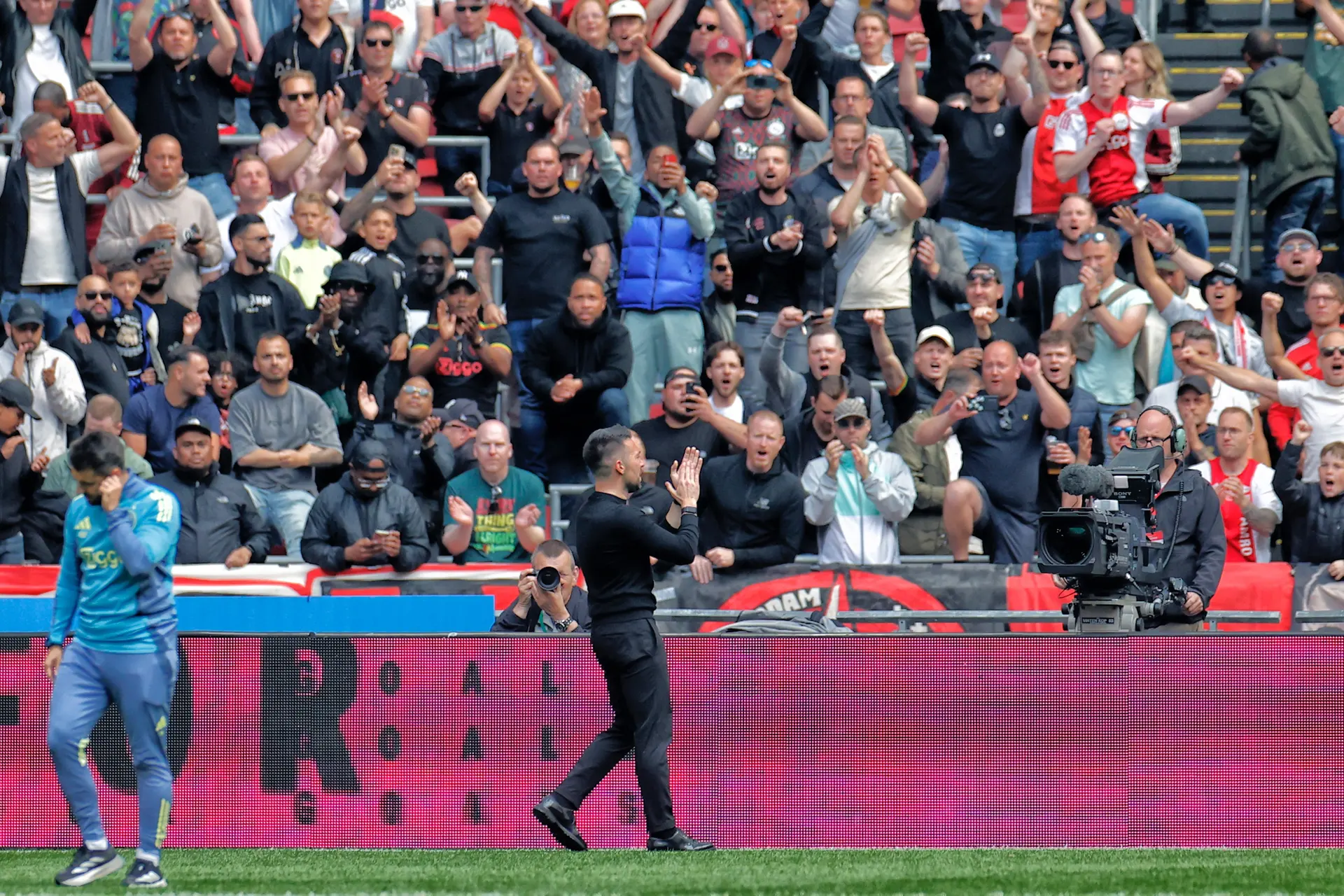 Rondom Ajax: Ontroerende beelden: tranen bij Farioli, die wordt toegezongen