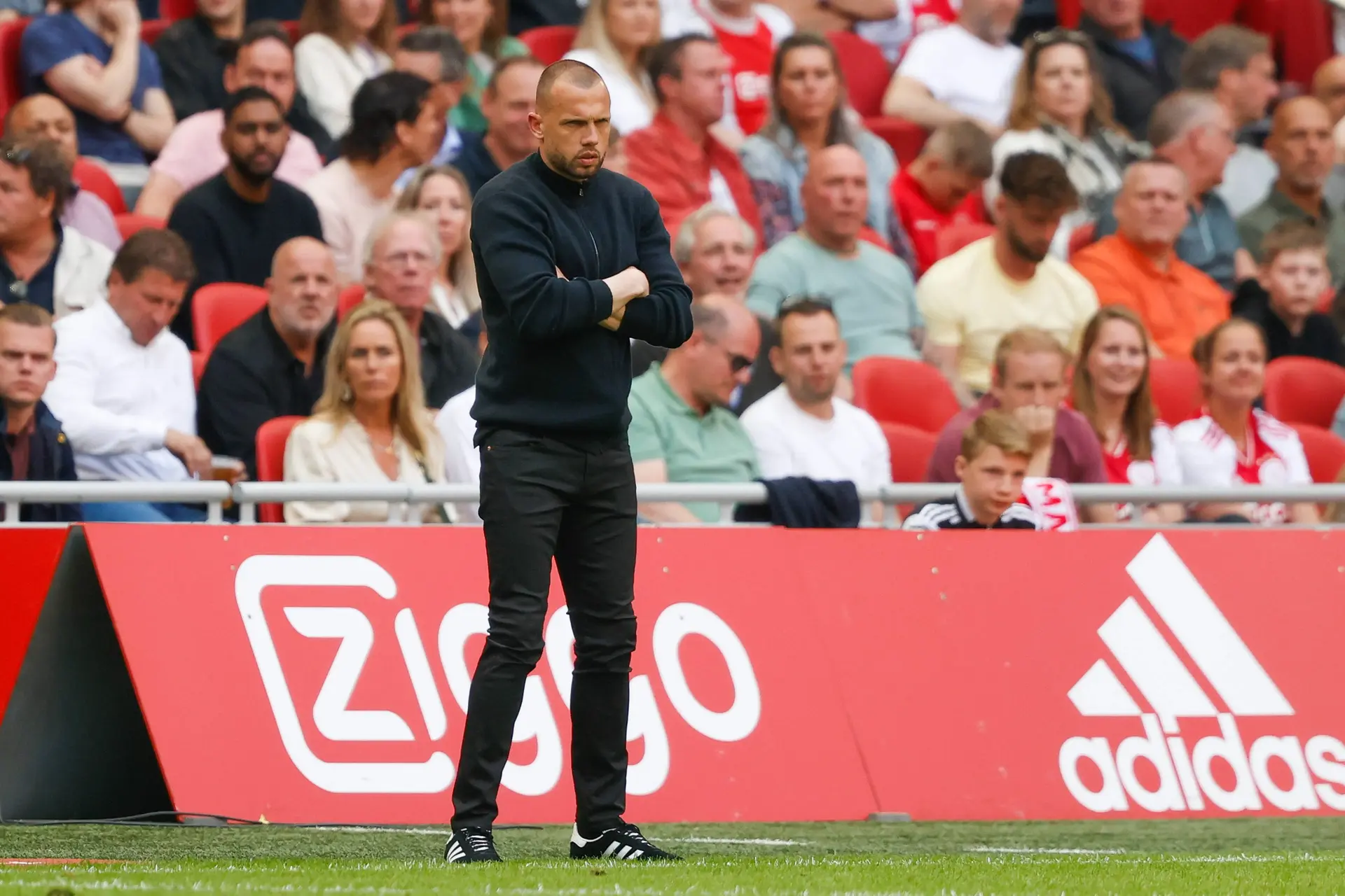 Heitinga tevreden na eerste oefenwedstrijd: ‘Ik wilde energie en gif in het drukzetten zien’
