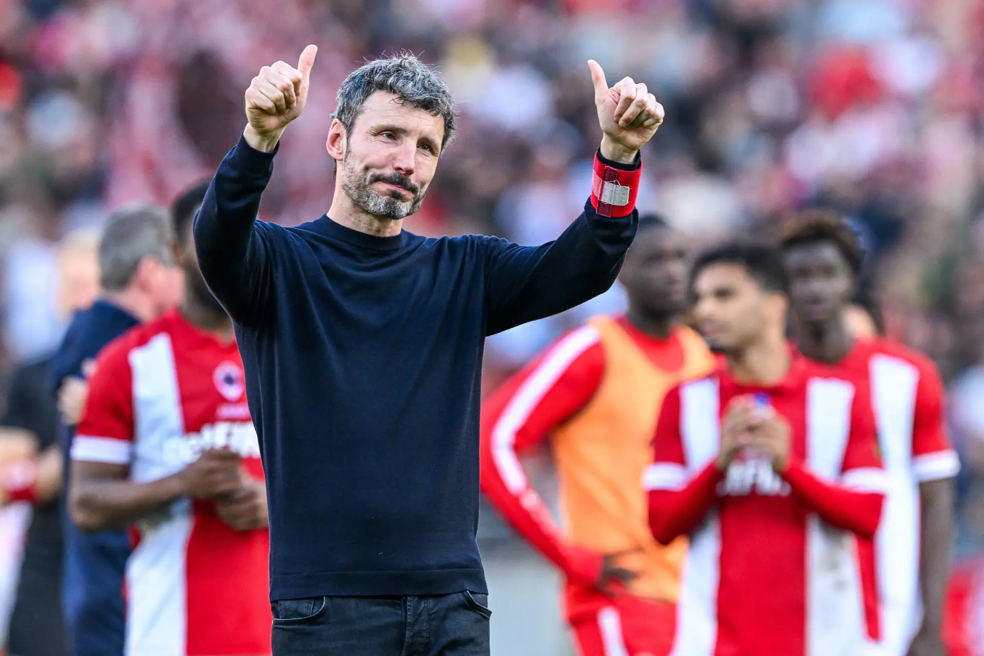 Geruchtenmolen: 'Van Bommel bovenaan shortlist Ajax met opvolgers Farioli'