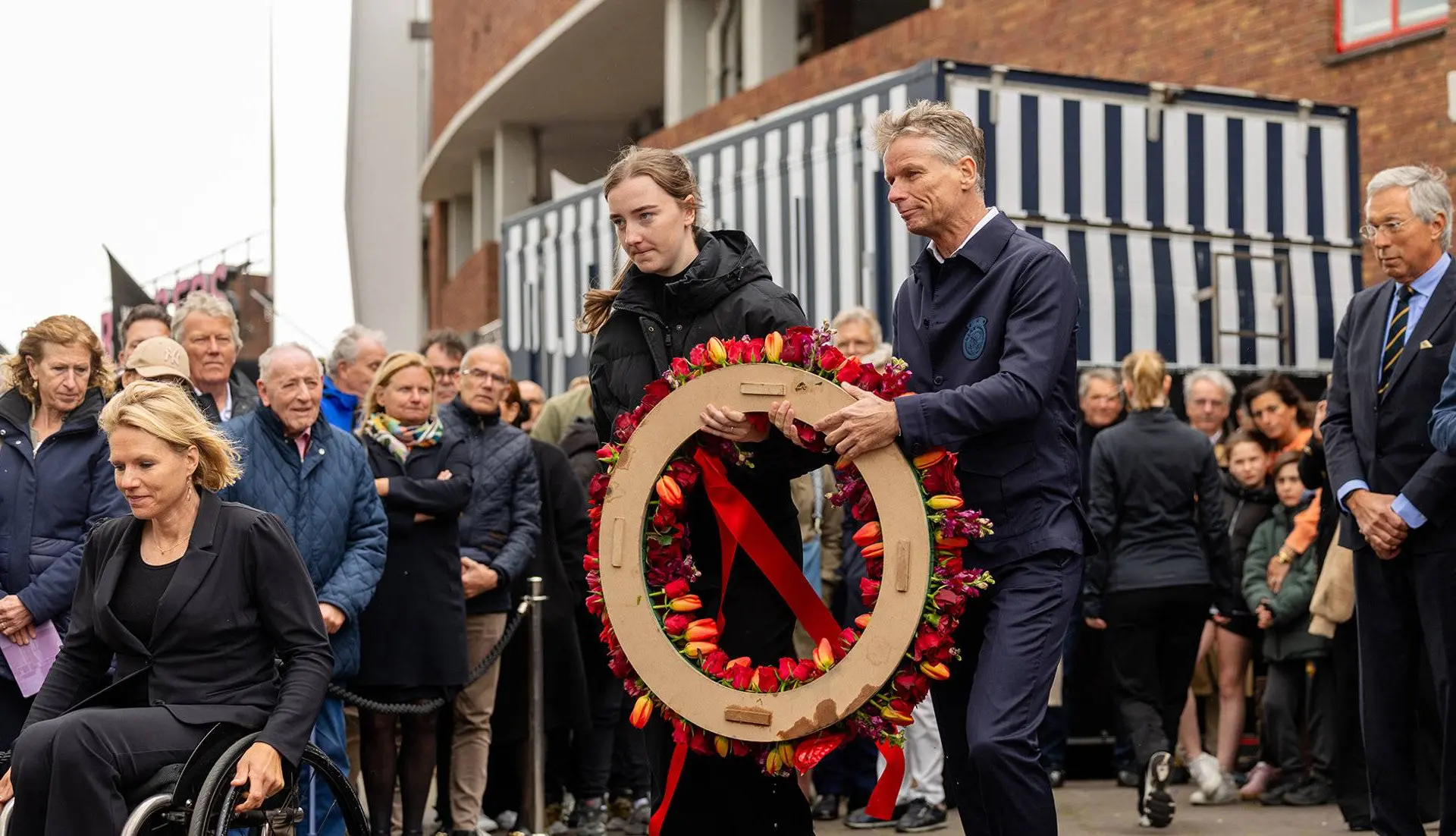 Rondom Ajax: Ajax plaatst krans bij het Olympisch Stadion in het kader van Nationale Sportherdenking