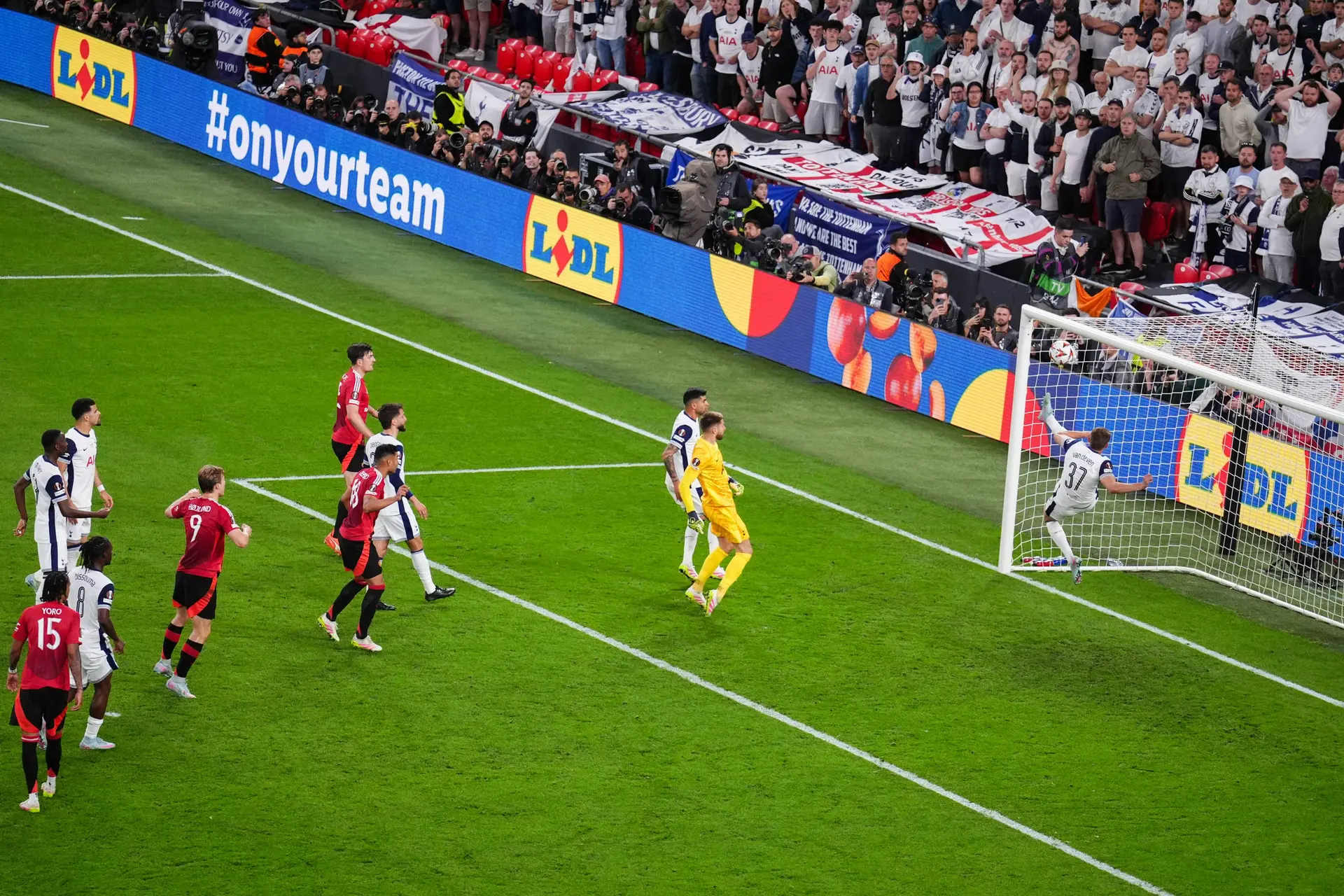 Tottenham verslaat Manchester United en pakt met Europa League eerste prijs sinds 2008