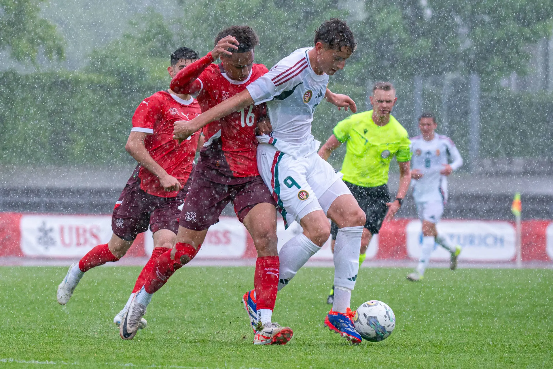 Ajax ziet Hongaars talent Kovács transfervrij vertrekken naar jeugdopleiding van AZ