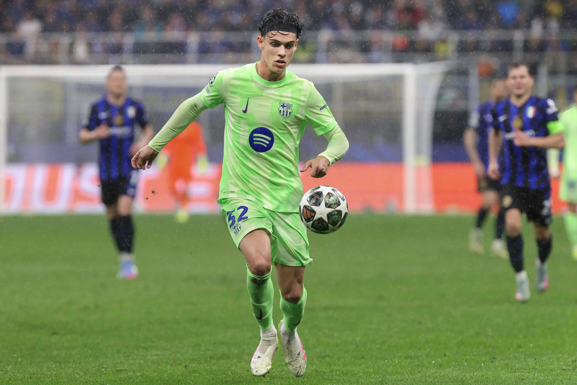 Geruchtenmolen: 'Ajax deed winterse gooi naar FC Barcelona-verdediger'