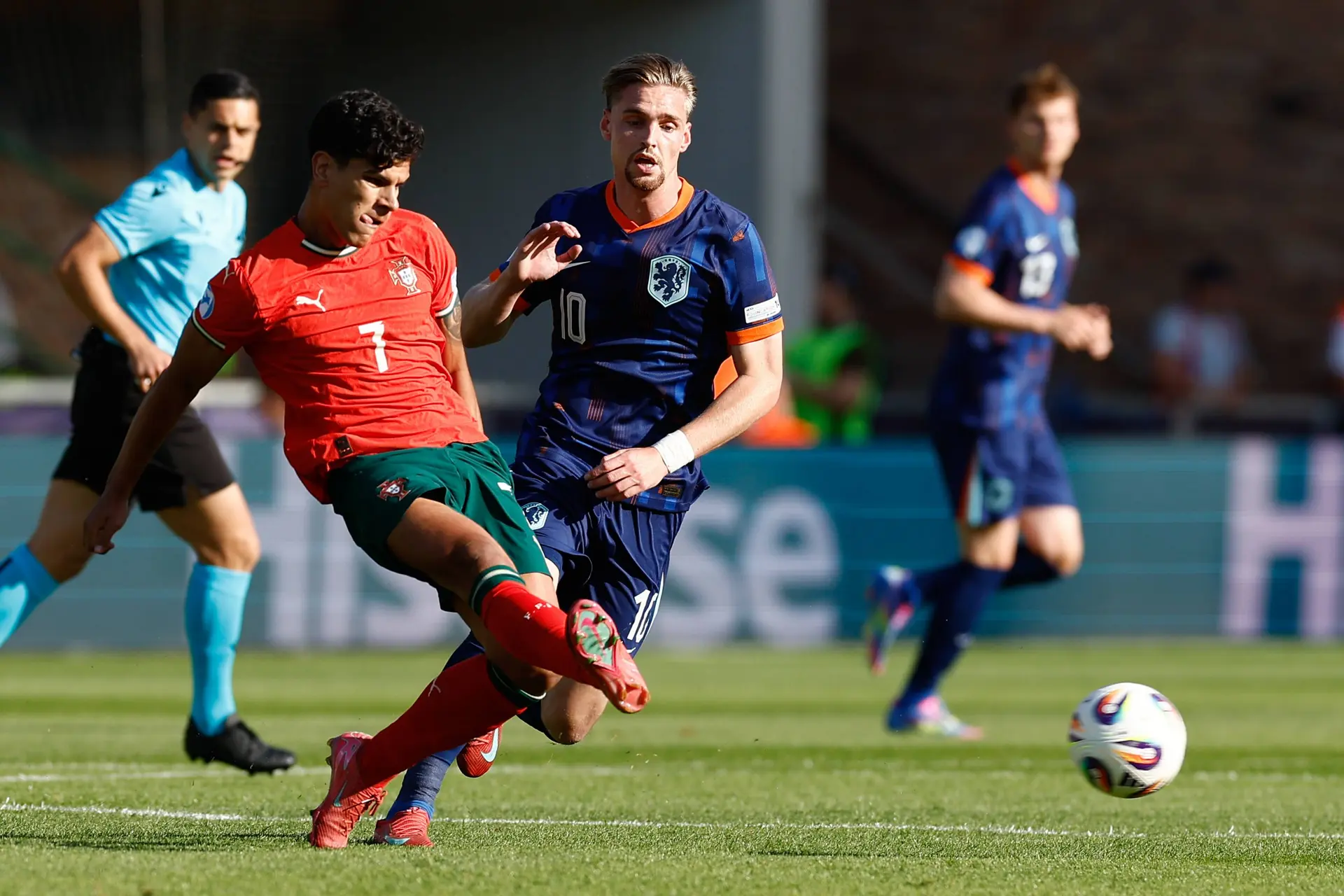 Interlands: Jong Oranje stunt met tien man tegen Jong Portugal en gaat naar halve finale EK