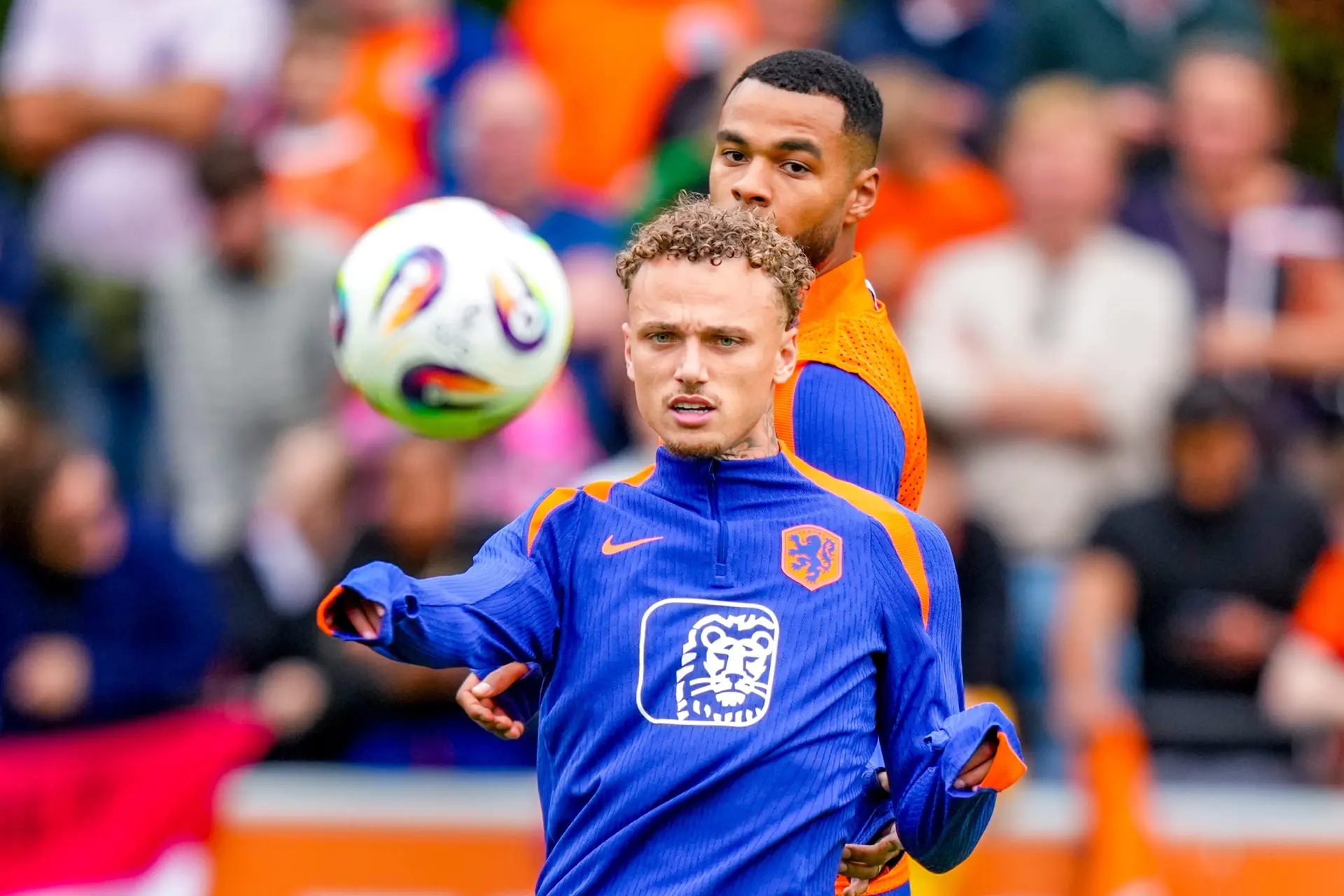 Rondom Ajax: Mooie beelden van Lang en Swart: 'U bent niet boos op mij?'