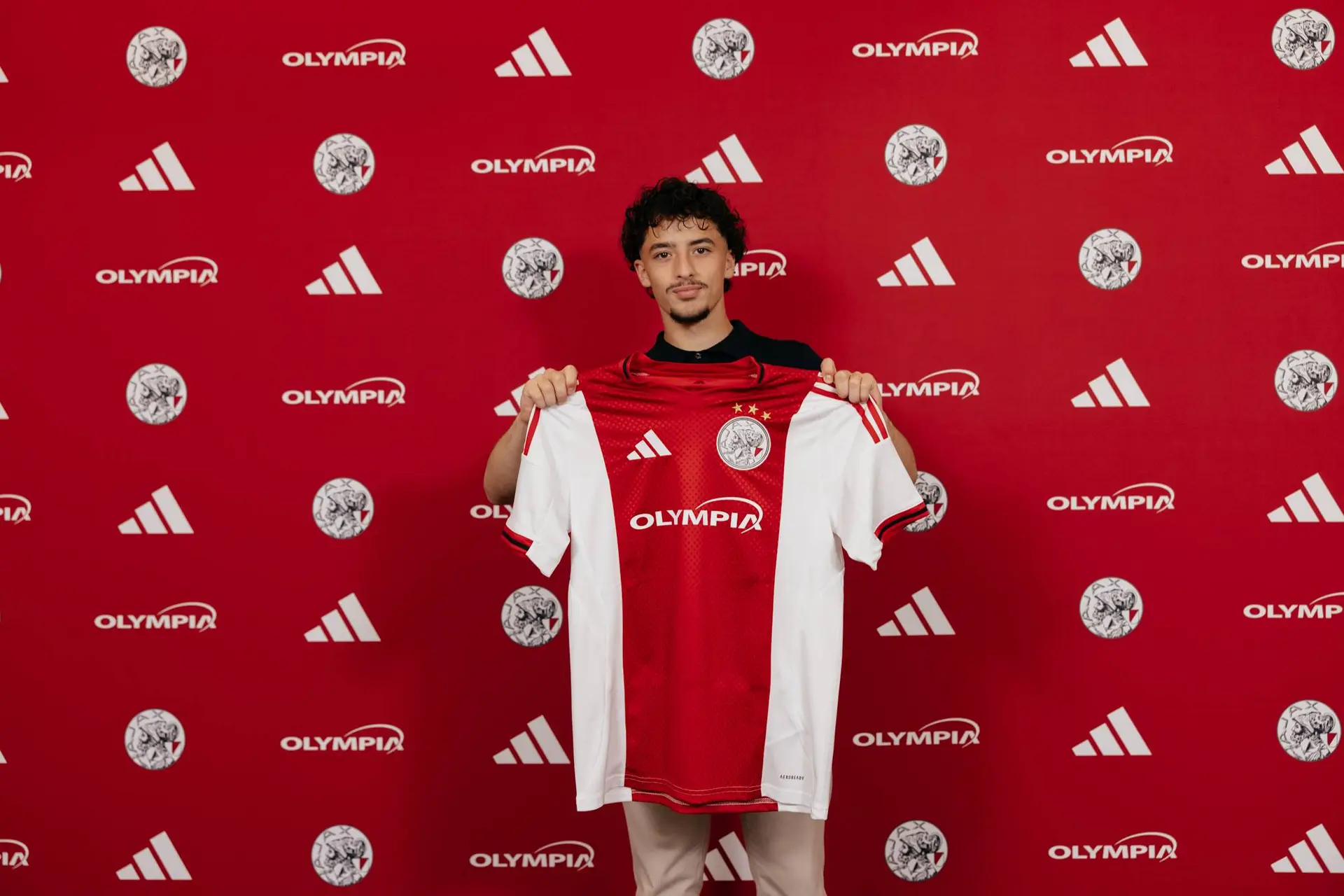 Ayyildiz wil schitteren bij Ajax: 'Ik heb genoeg ambities voor komend seizoen'