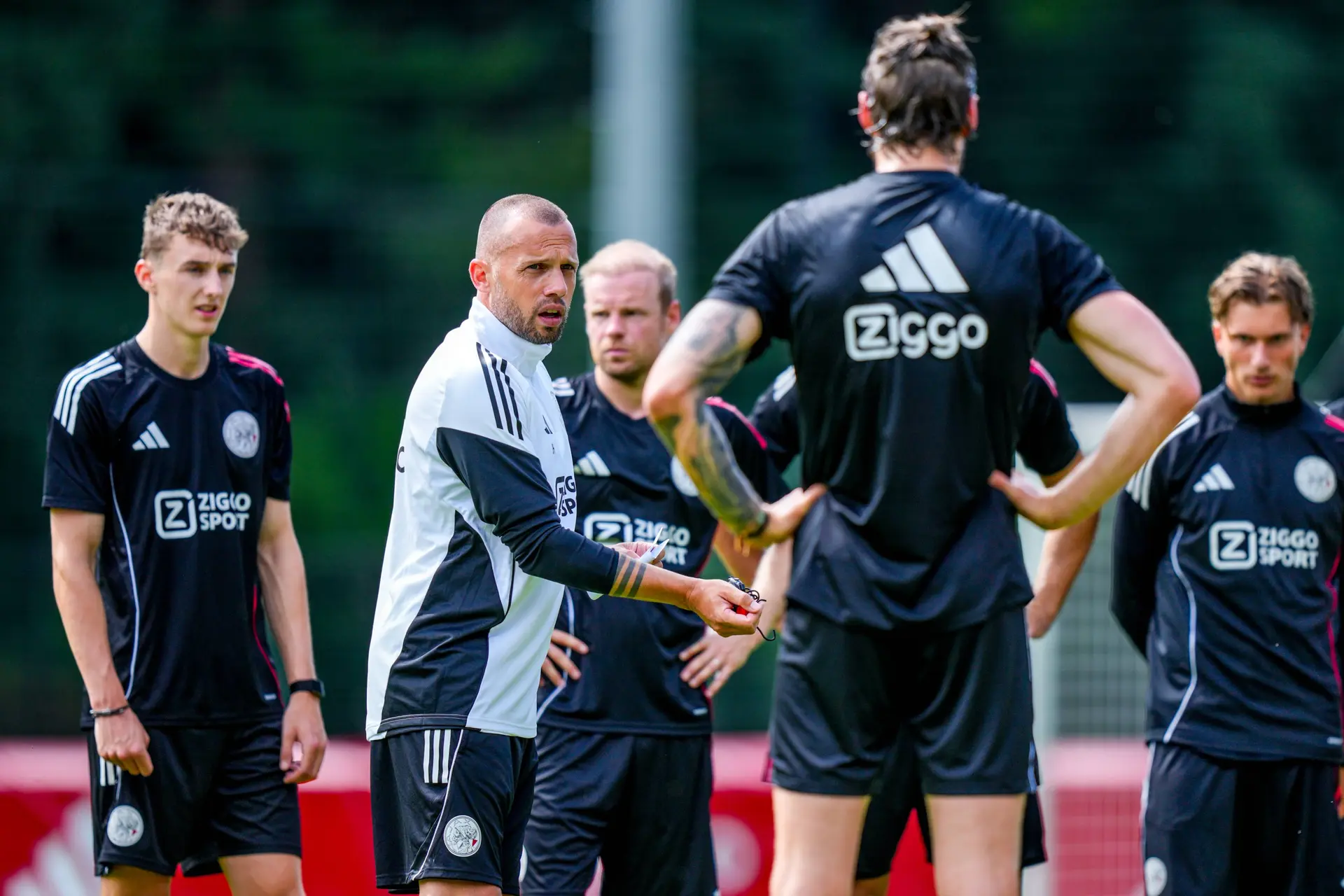 'Ajax zal zich moeten versterken om Heitinga een eerlijke kans te bieden'