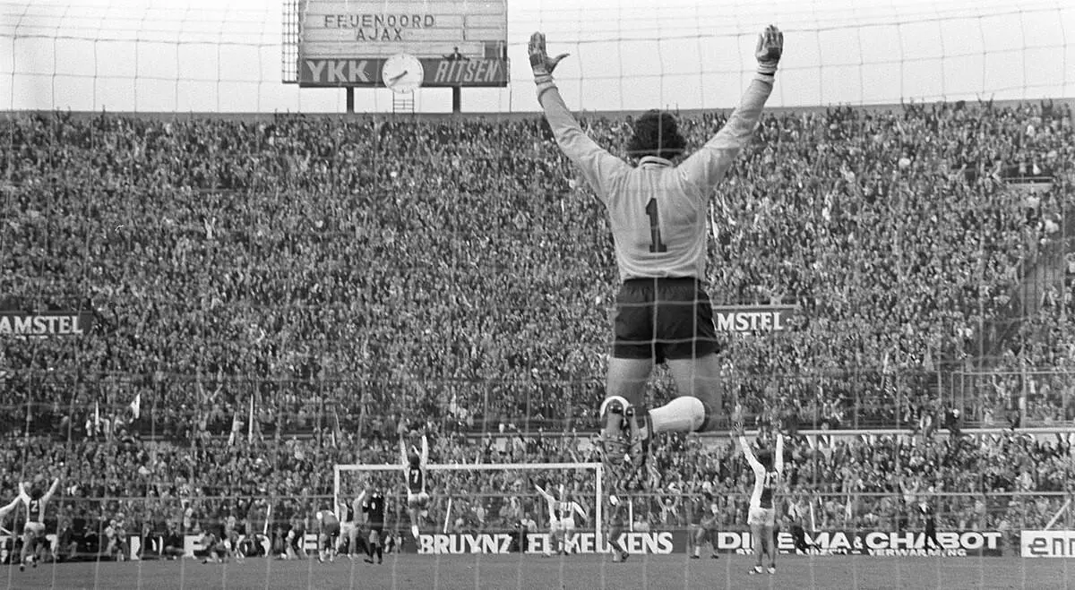 Ajax_tegen_Feyenoord_2-1,_Stuy_juicht,