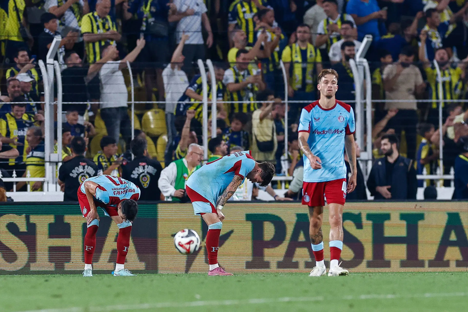 Feyenoord gaat hard onderuit bij Fenerbahce en is veroordeeld tot Europa League-voetbal