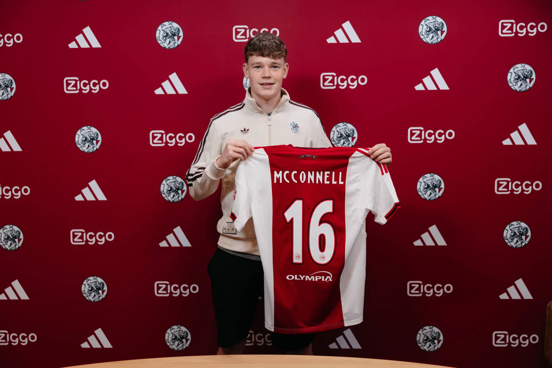 Ajax bevestigt huur van Engelse middenvelder McConnell van Liverpool