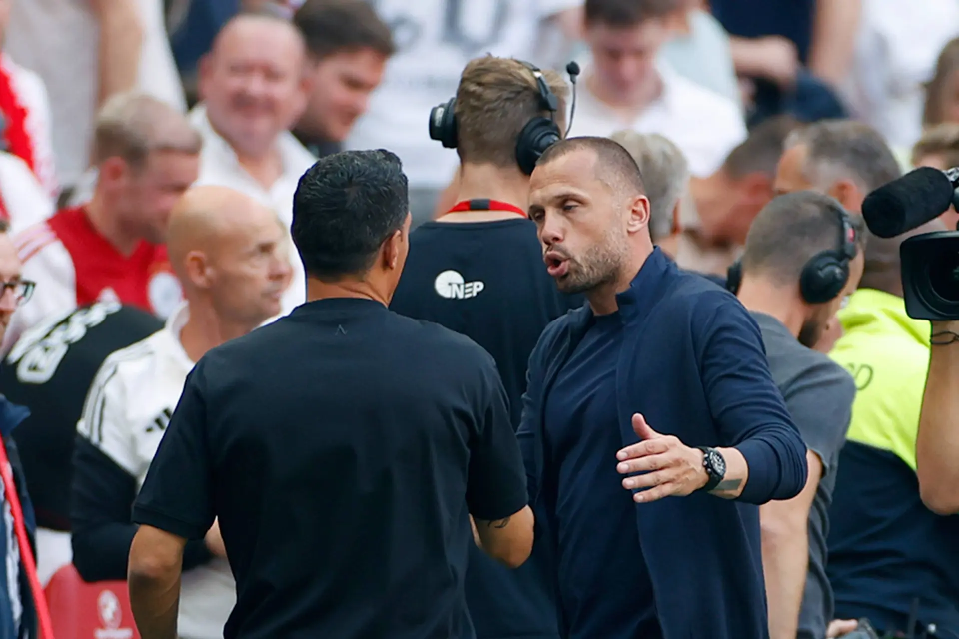Kranten zien Ajax worstelen: 'Defensie zo lek als een mandje, middenveld grote chaos, aanval tandeloos'