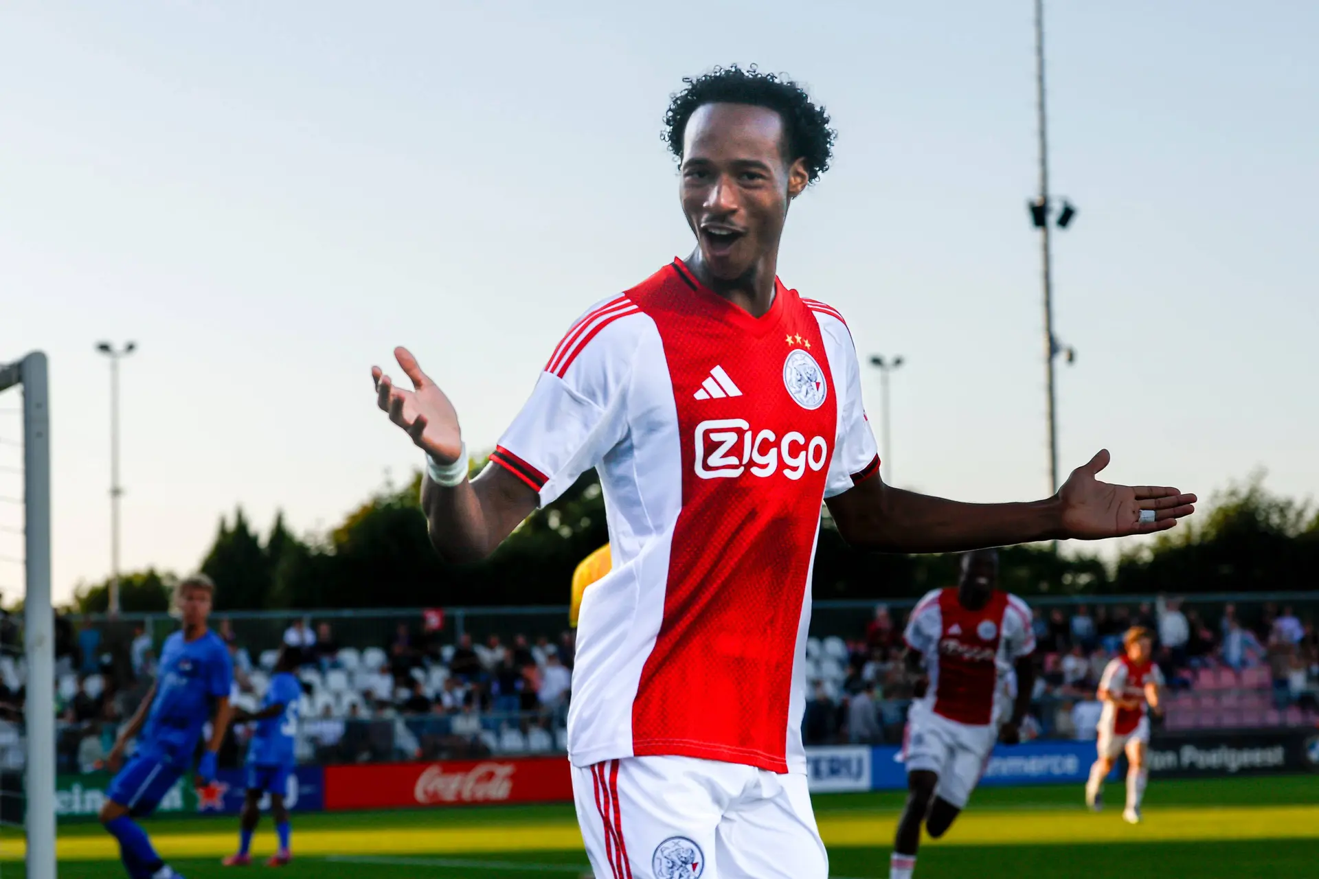 Jong Ajax wint dankzij twee treffers van Wolff en doelpuntrijke slotminuten van Jong AZ