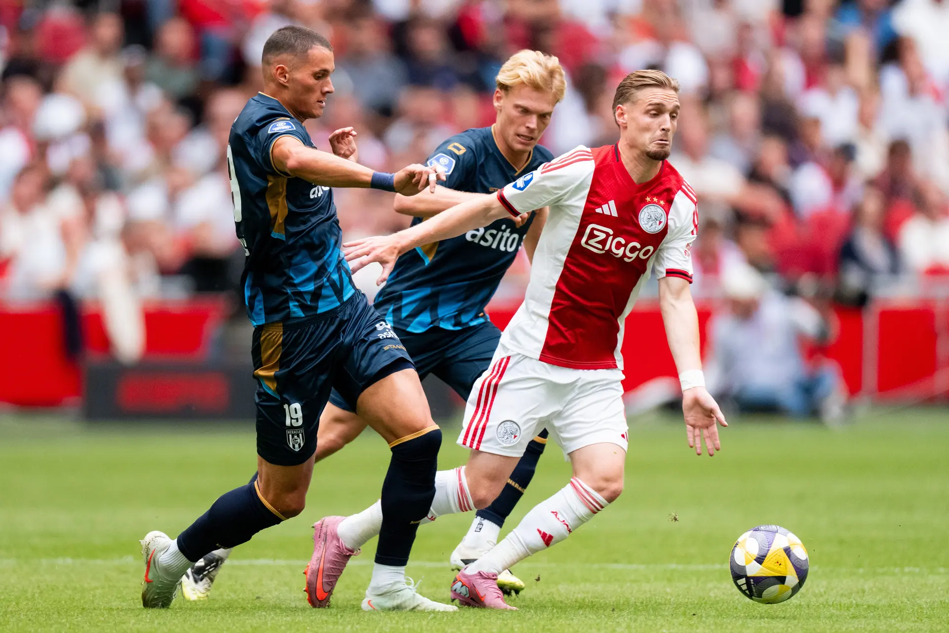 'Ajax laat vraagprijs voor Taylor zakken; FC Porto weer volop in de markt voor middenvelder'