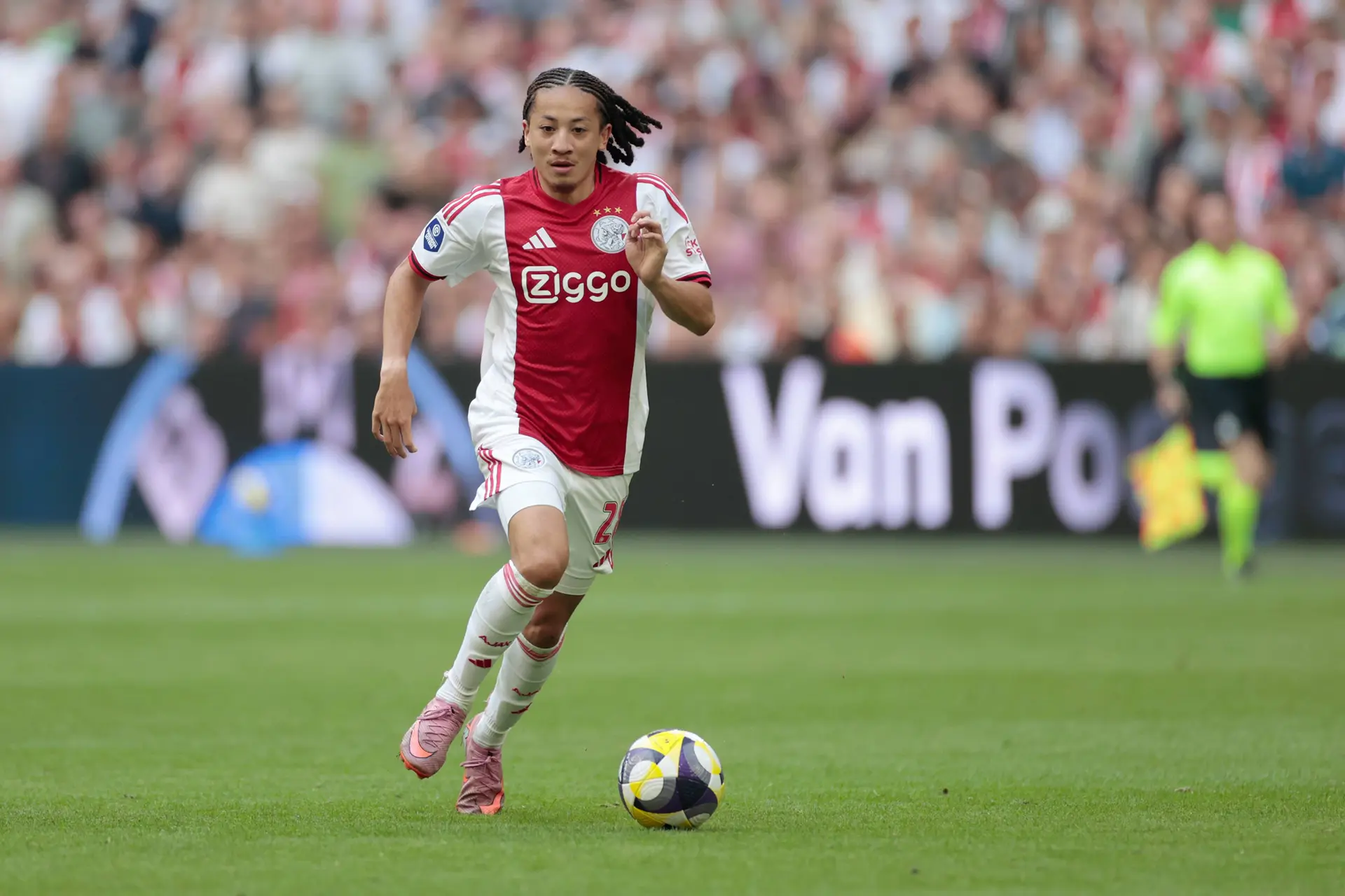 Fitz-Jim hinkt op twee gedachten: 'Wil het liefst bij Ajax blijven, maar moet wel aan spelen toekomen'