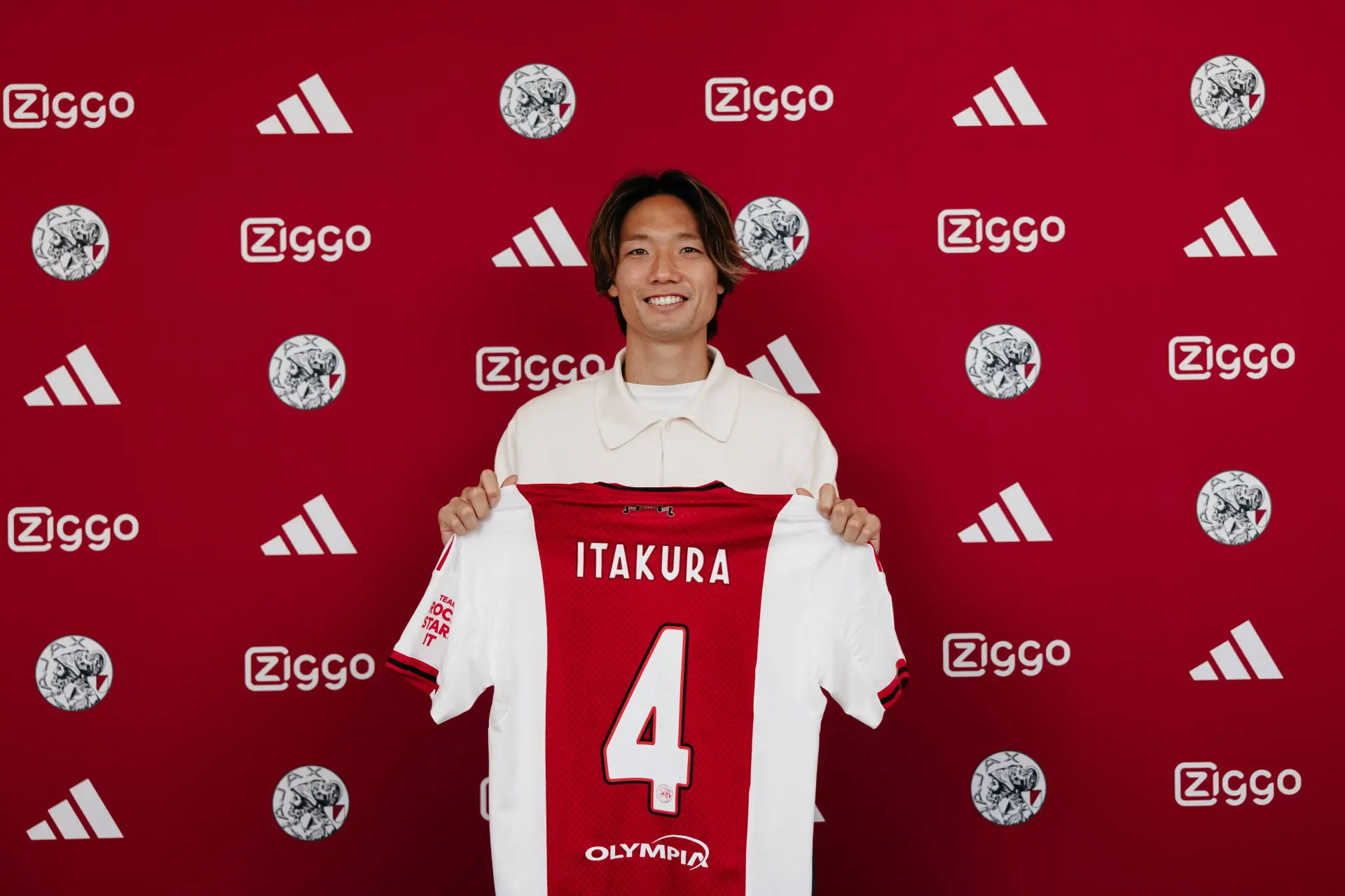 Ajax presenteert Itakura als vijfde nieuwe speler deze zomer; Japanner tekent tot medio 2029