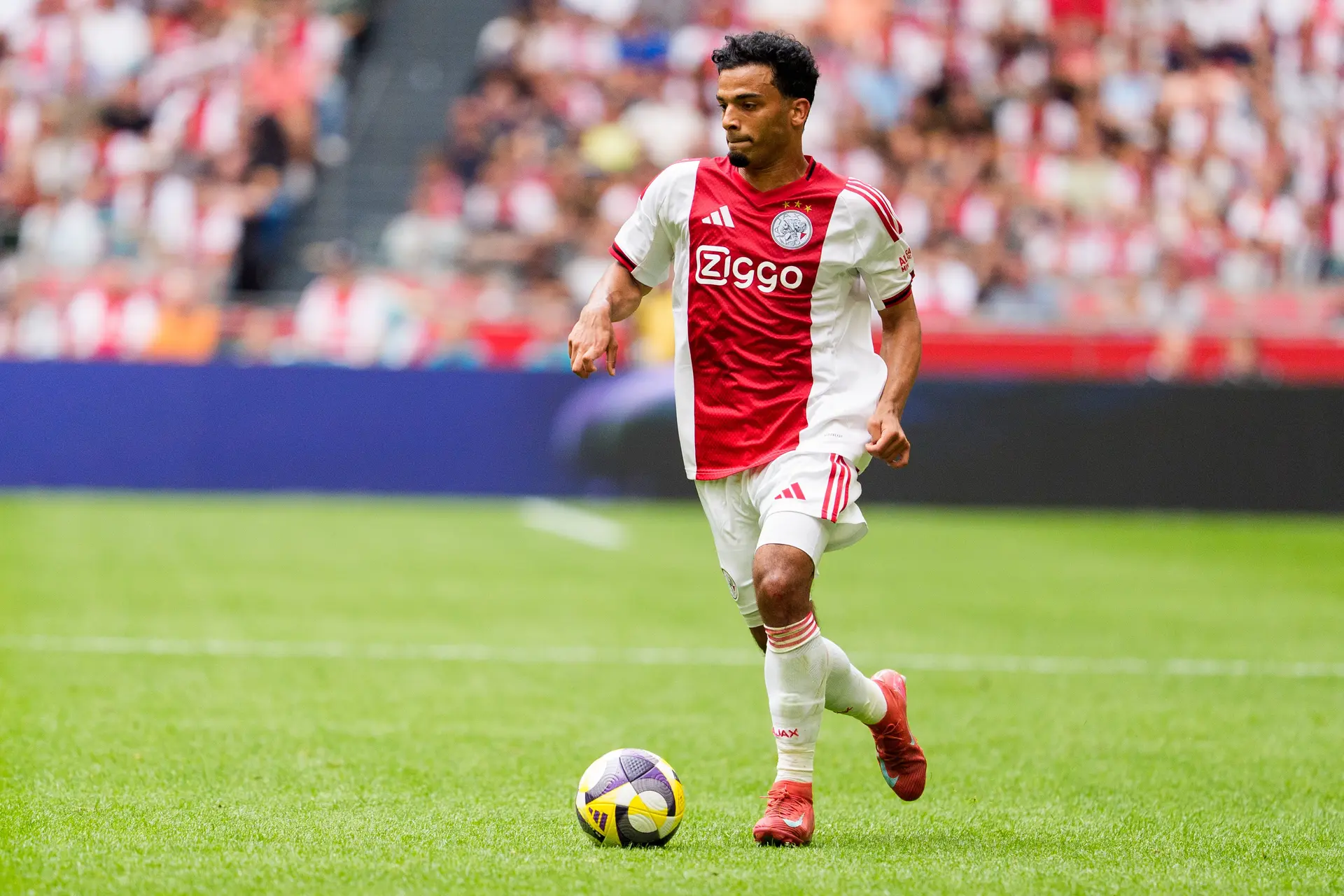Kwakman ziet probleem op linksbackpositie: 'Daar moet nog wat bij, want daar heeft Ajax alleen Wijndal'
