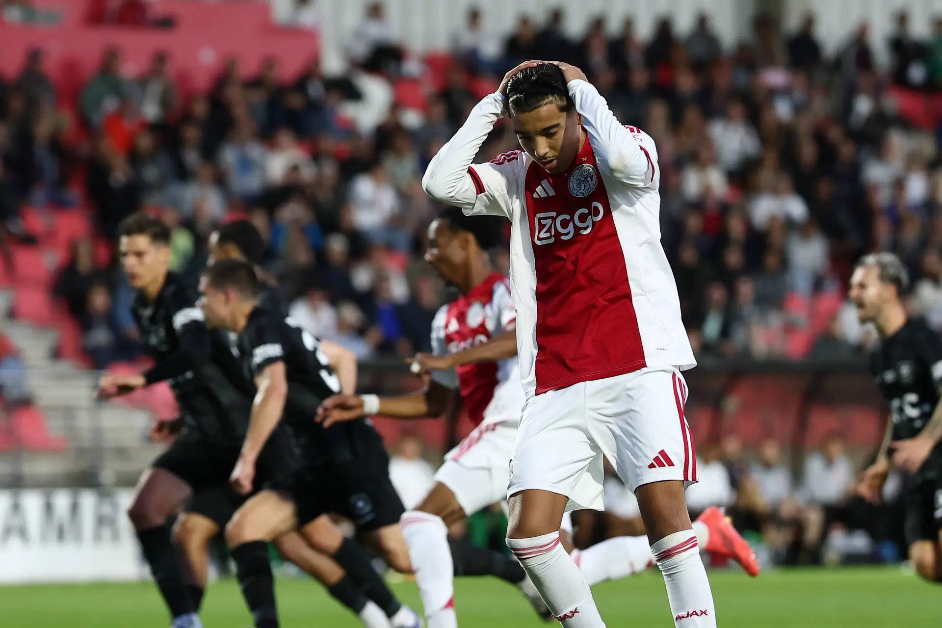 Bounida wacht op kans: 'Heitinga wil dat ik bij Jong Ajax wekelijks de beste ben'