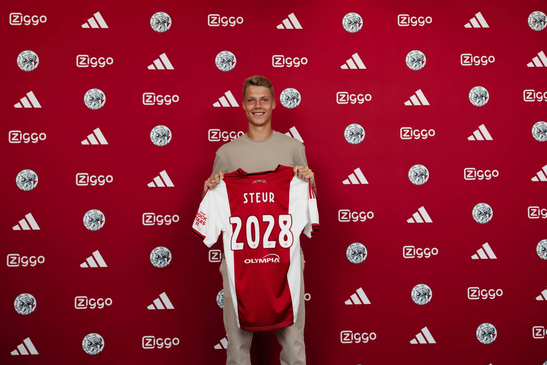 Ajax bevestigt contractverlenging Steur; middenvelder tekent bij tot medio 2028