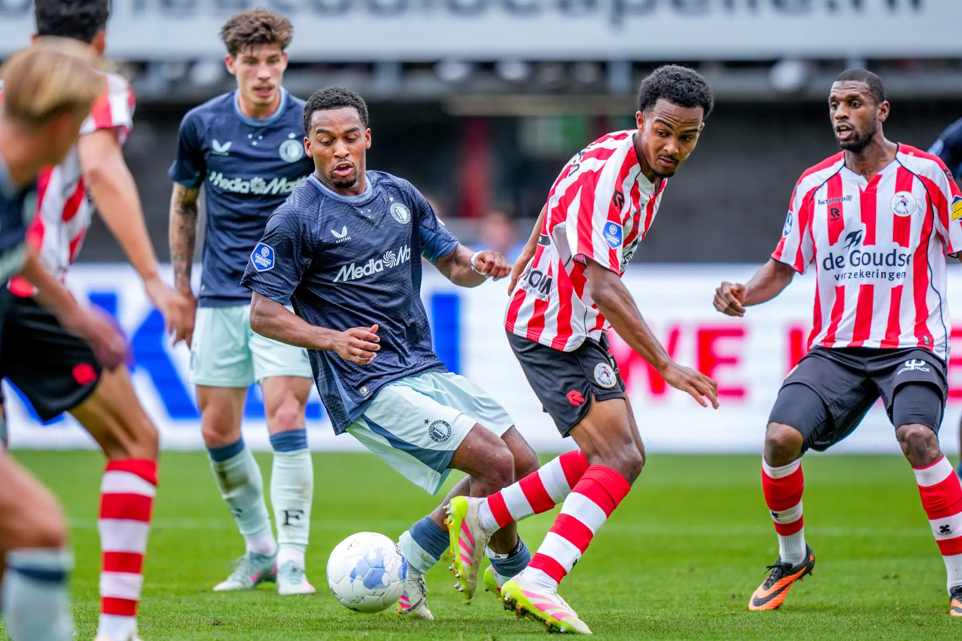 Feyenoord wint gemakkelijk van Sparta Rotterdam en pakt koppositie in Eredivisie