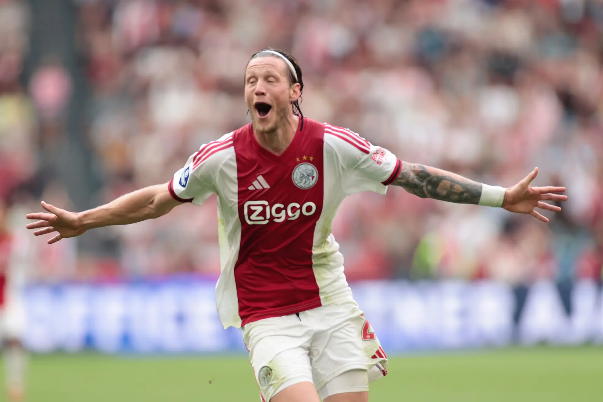 Weghorst blij met nieuwe speelwijze Ajax: 'Doel is om er dit seizoen 25 te maken'