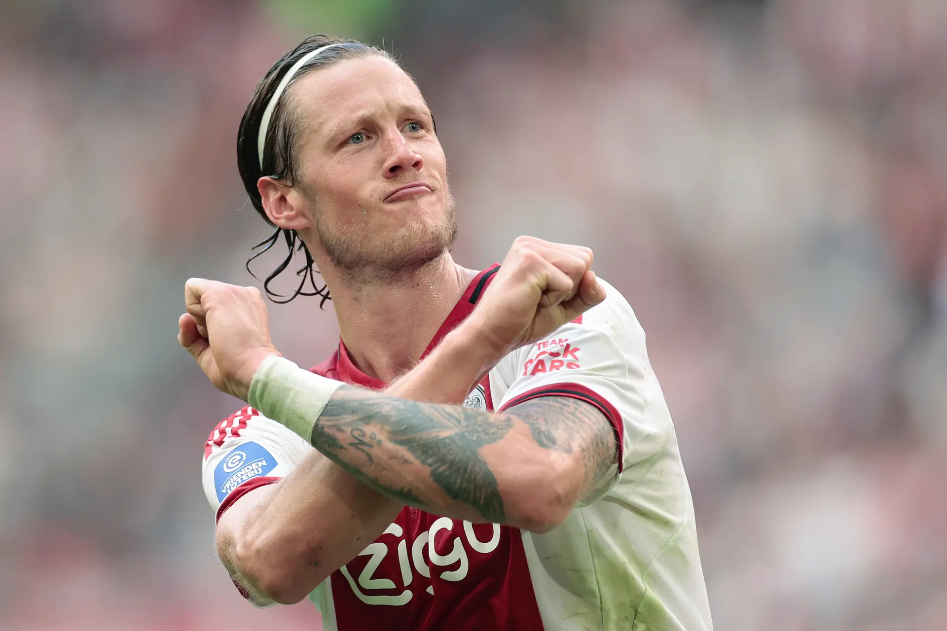 Ajax verzuimt lange tijd afstand te nemen, maar wint wel van Heracles Almelo