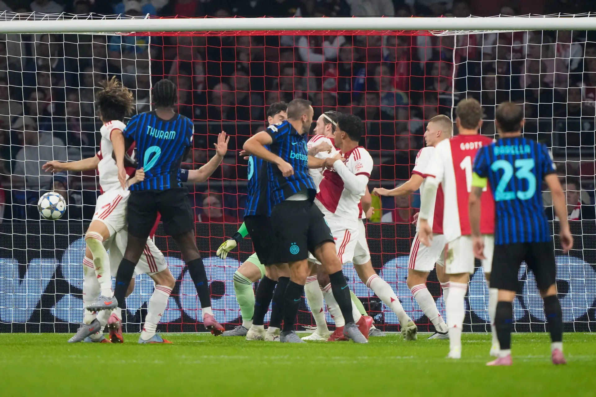 Ajax laat zich aftroeven bij rentree Dolberg en begint puntloos aan Champions League