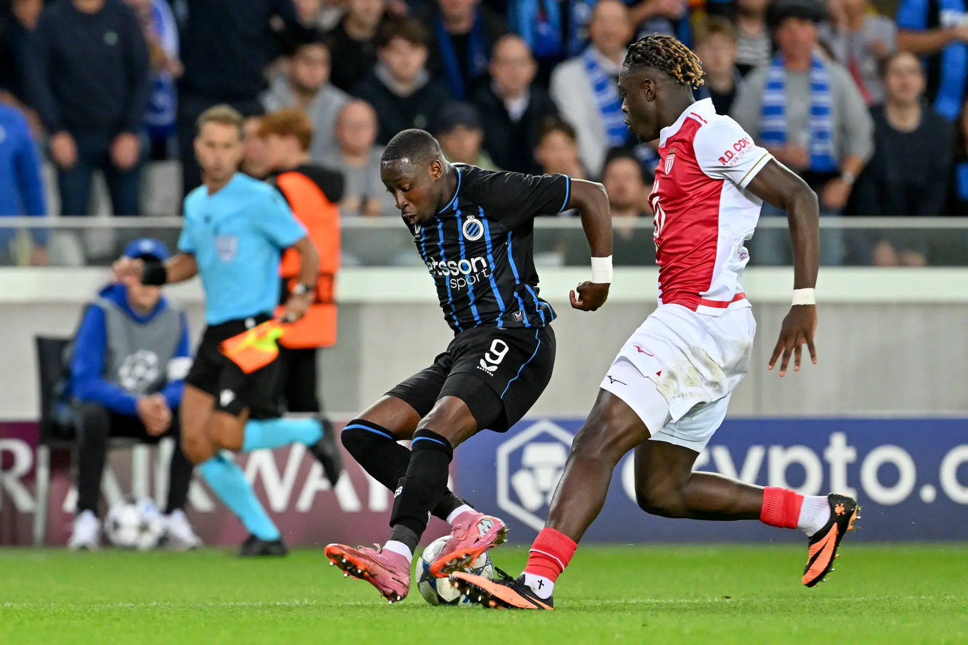 Buitenland: Forbs geeft assist bij Club Brugge en wint ruim; Sánchez maakt ongelukkige eigen goal