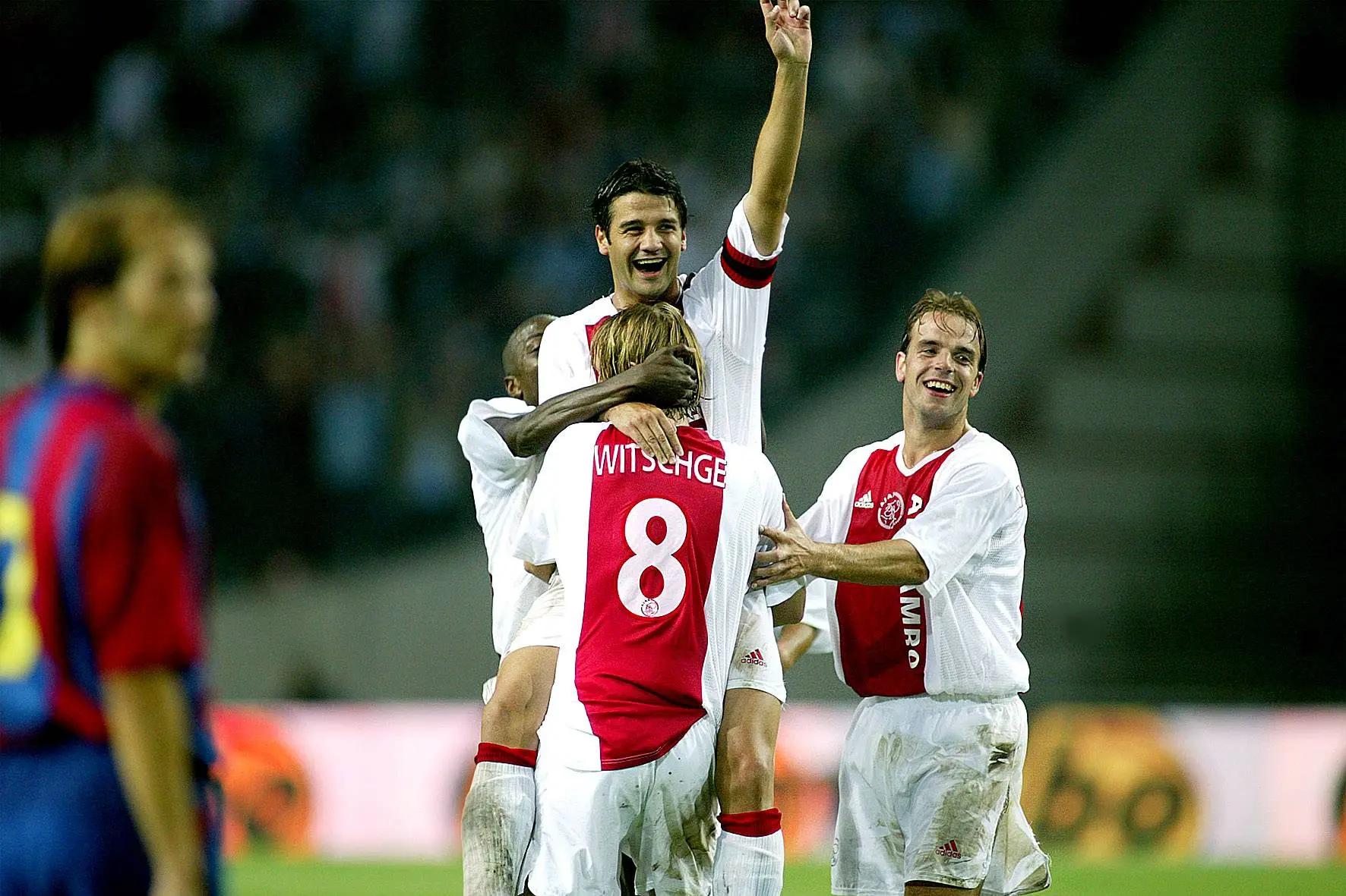 Dumfries merkt verleden Chivu bij Ajax op: 'Zag hem op de muur van de Club van 100'
