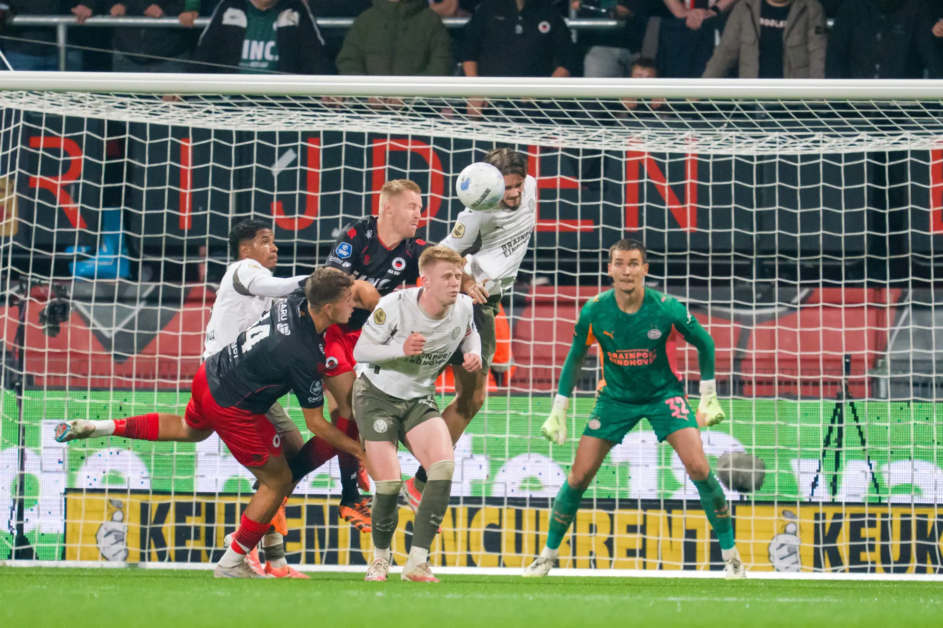 PSV wint moeizaam van Excelsior en blijft Ajax voor; drie punten voor FC Volendam en Heracles Almelo