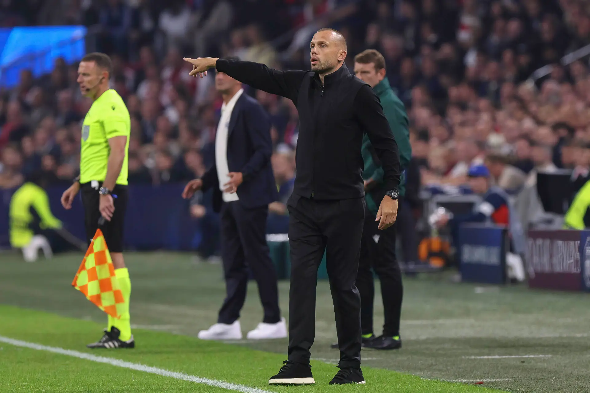 'Wat Heitinga kan doen, is Ajax laten opbouwen met drie man en een speler doorschuiven'