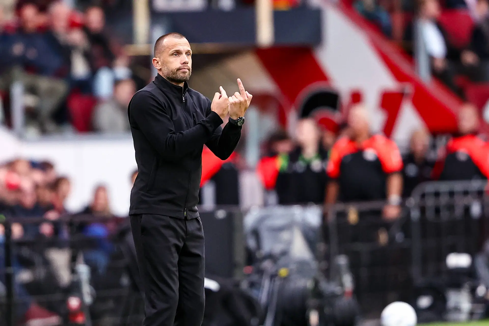 Heitinga pissig over slecht begin: ‘Ik wil niet dat mijn jongens schijterig voetballen'