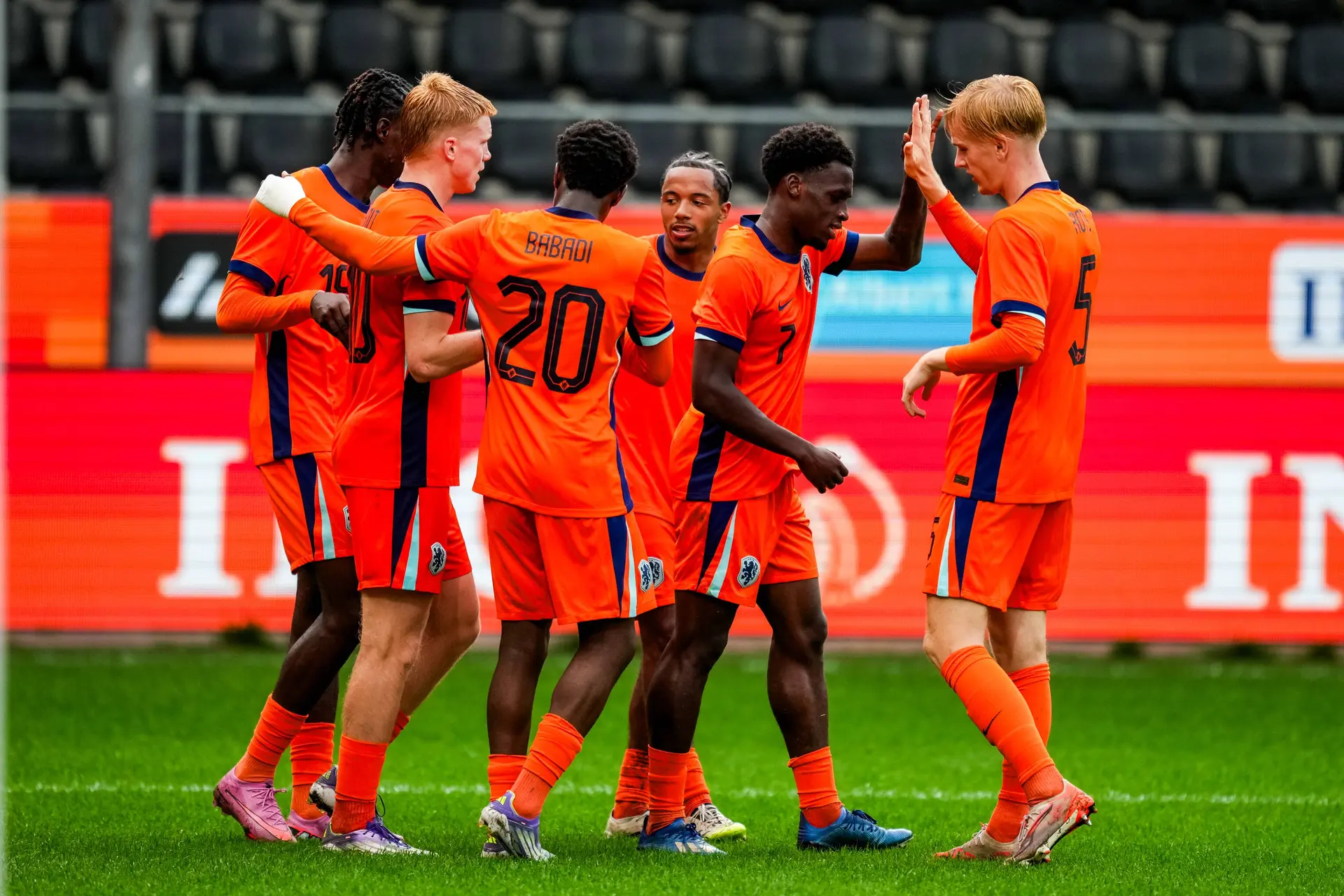 Jong Oranje vecht zich terug na invalbeurt Konadu, maar geeft zege in slotfase weg