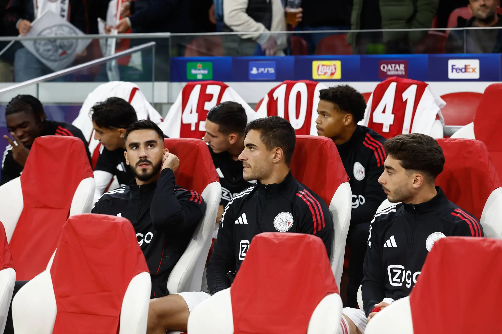 Heitinga krijgt vragen over kapitaalvernietiging: 'Je bent op zoek naar drama, ik kijk naar het elftal'