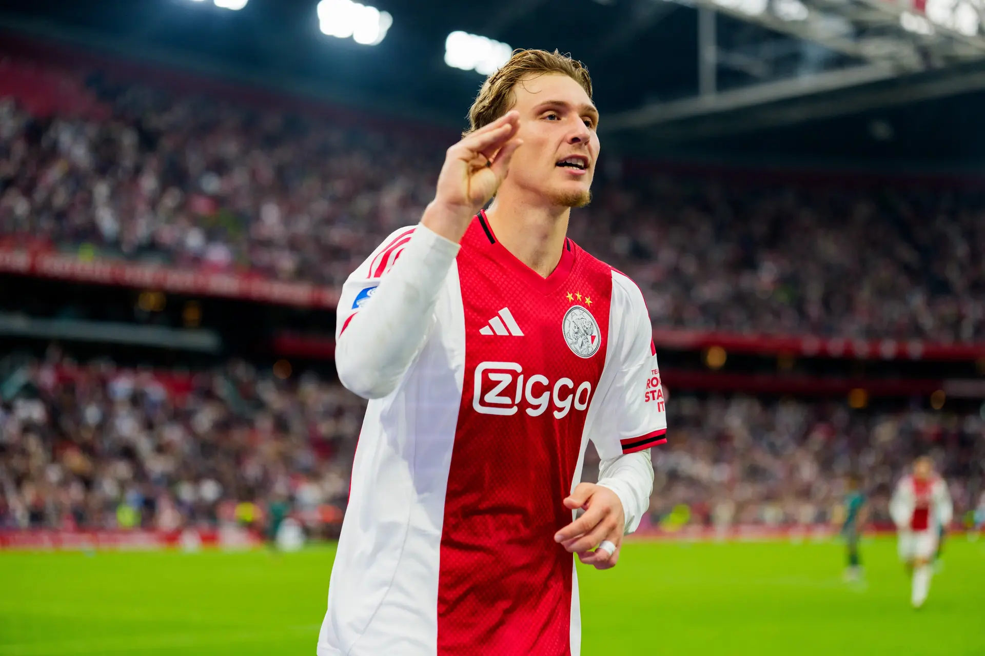 Ajax wint mede dankzij dubbelslag Godts van PEC Zwolle in wedstrijd met twee gezichten