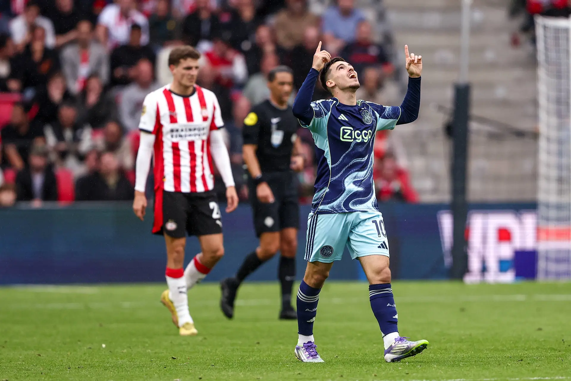 Kranten zien verschil: 'Bij Ajax is vechtmachine van Farioli vervangen door zoekmachine van Heitinga'