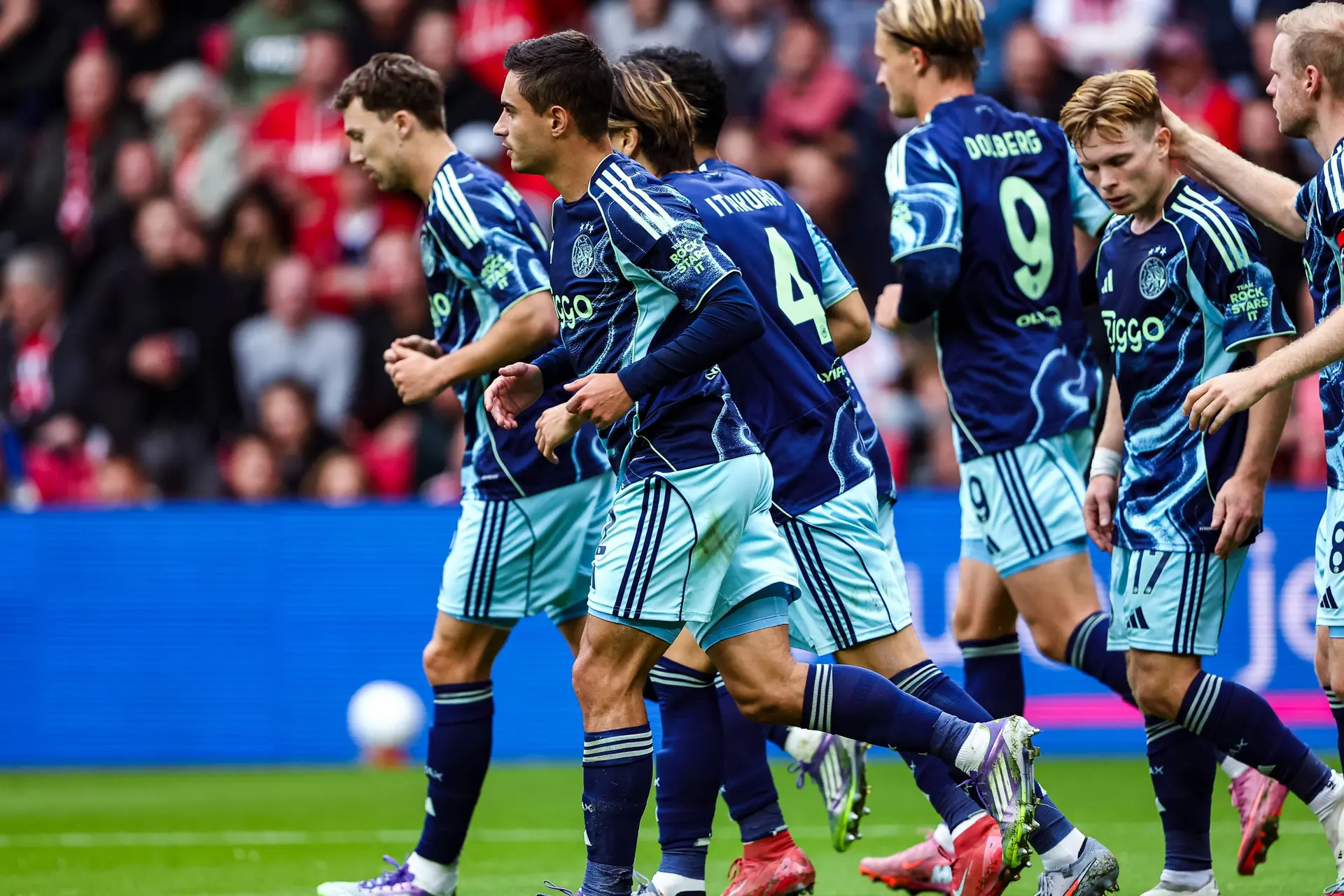 Heitinga moet keuzes maken: 'Hij is met afstand de meest creatieve speler die Ajax heeft'