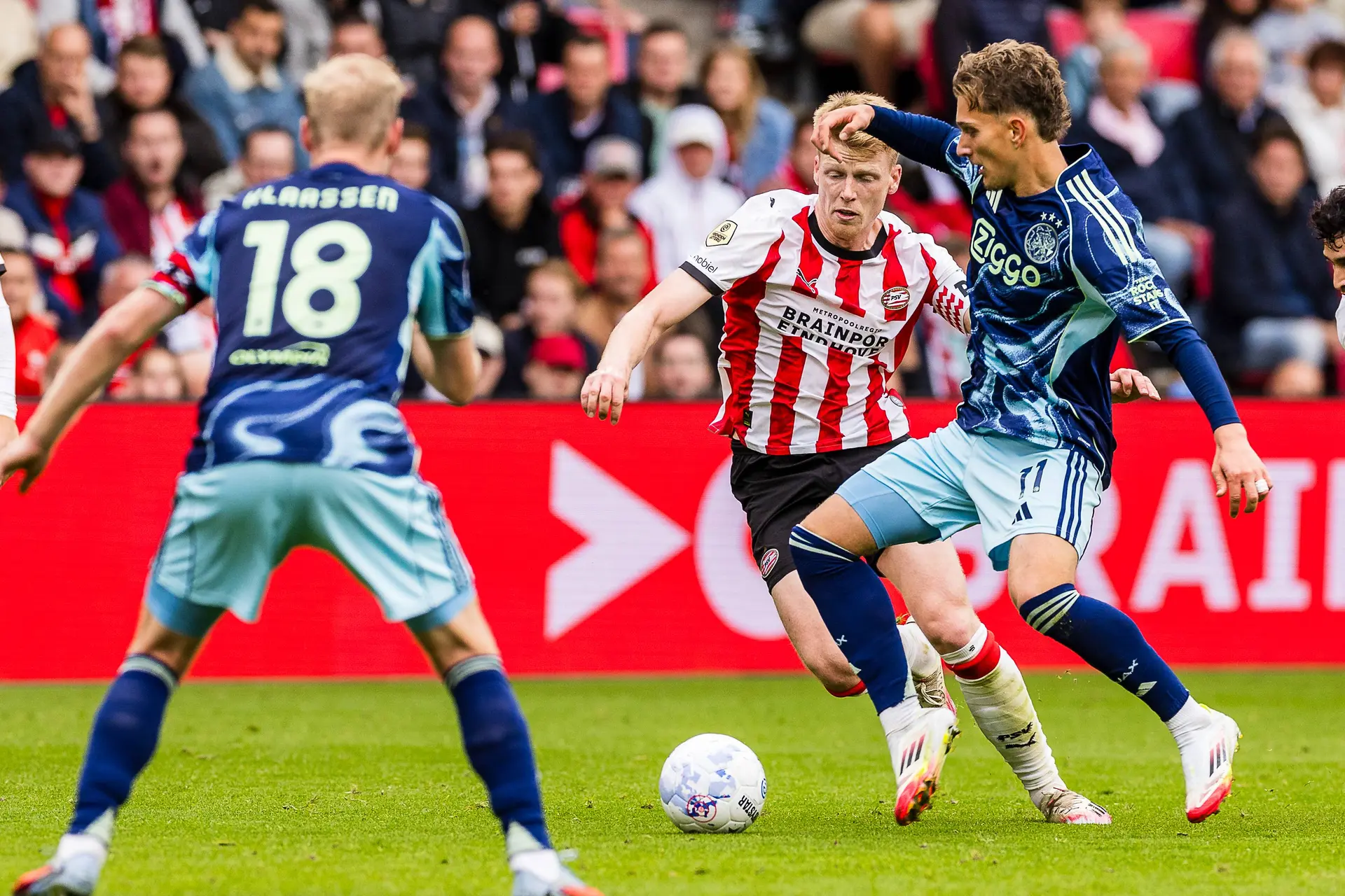 Slordig Ajax verzuimt PSV nog meer pijn te doen en speelt gelijk in rommelige topper