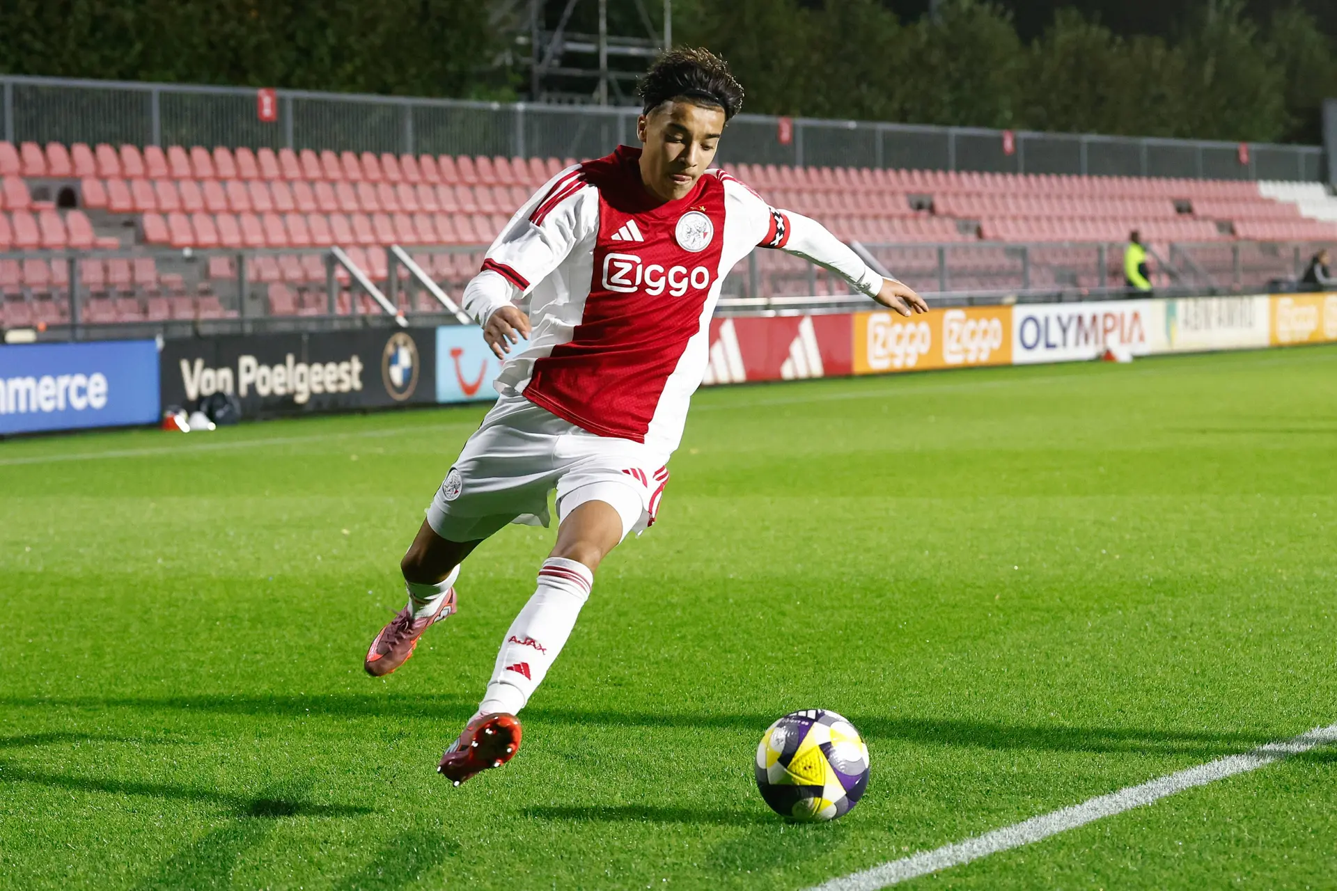 Rondom Ajax: Bounida wint de 'Lasse Schöne Trofee' voor prachtige treffer bij Jong Ajax