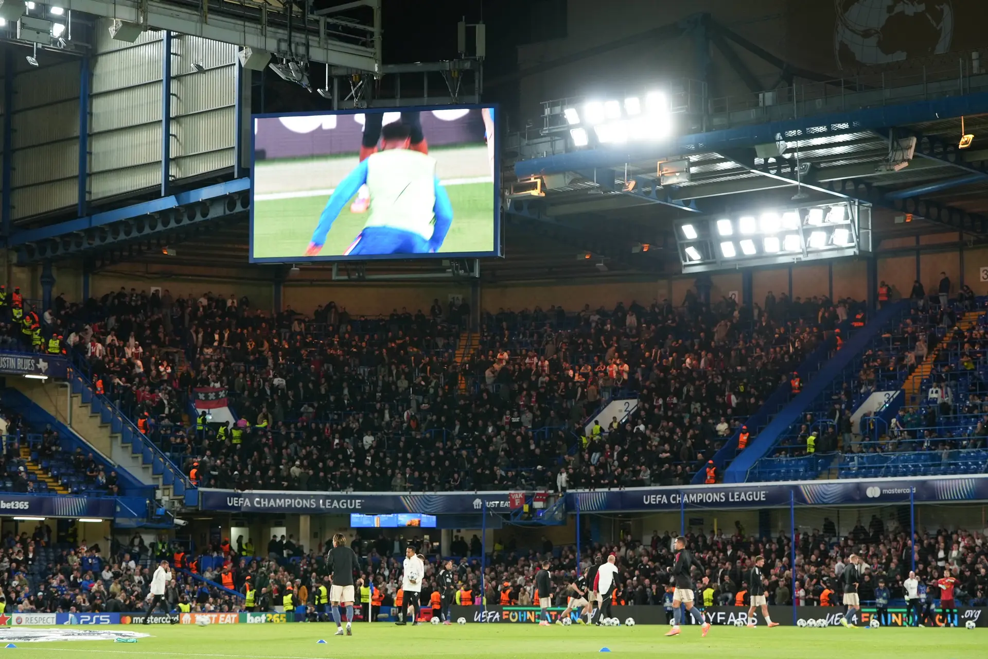 Rondom Ajax: Ajax-fans roepen 'Johnny, rot op!' na wissel Gloukh