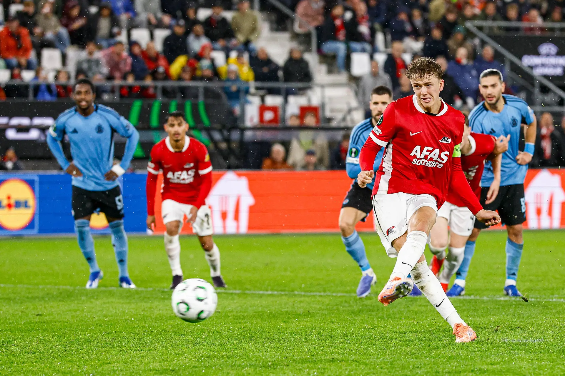 AZ wint makkelijk van Slovan Bratislava en boekt eerste Europese overwinning van dit seizoen