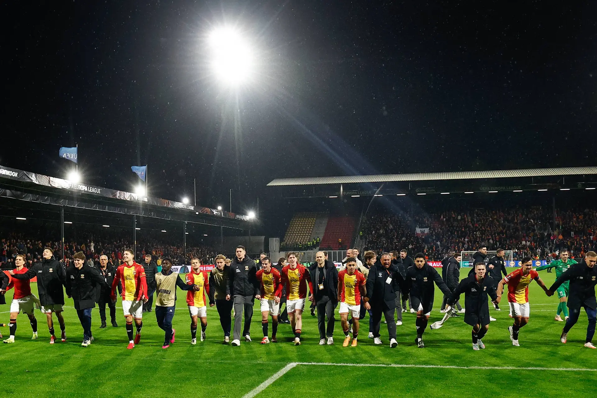 Go Ahead Eagles boekt historische zege op Aston Villa; Feyenoord wint en FC Utrecht nog altijd puntloos