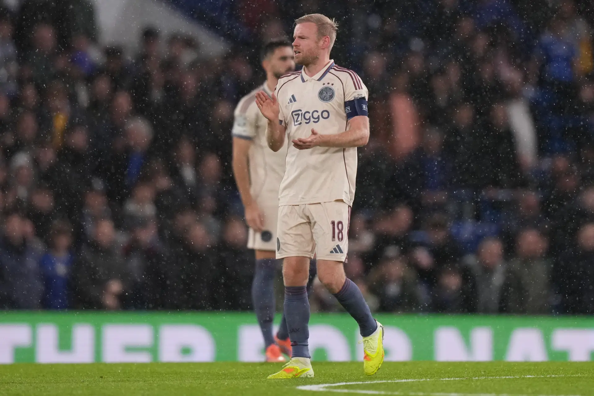 Klaassen gefrustreerd na dikke nederlaag tegen Chelsea: 'Plan kan dan de prullenbak in'
