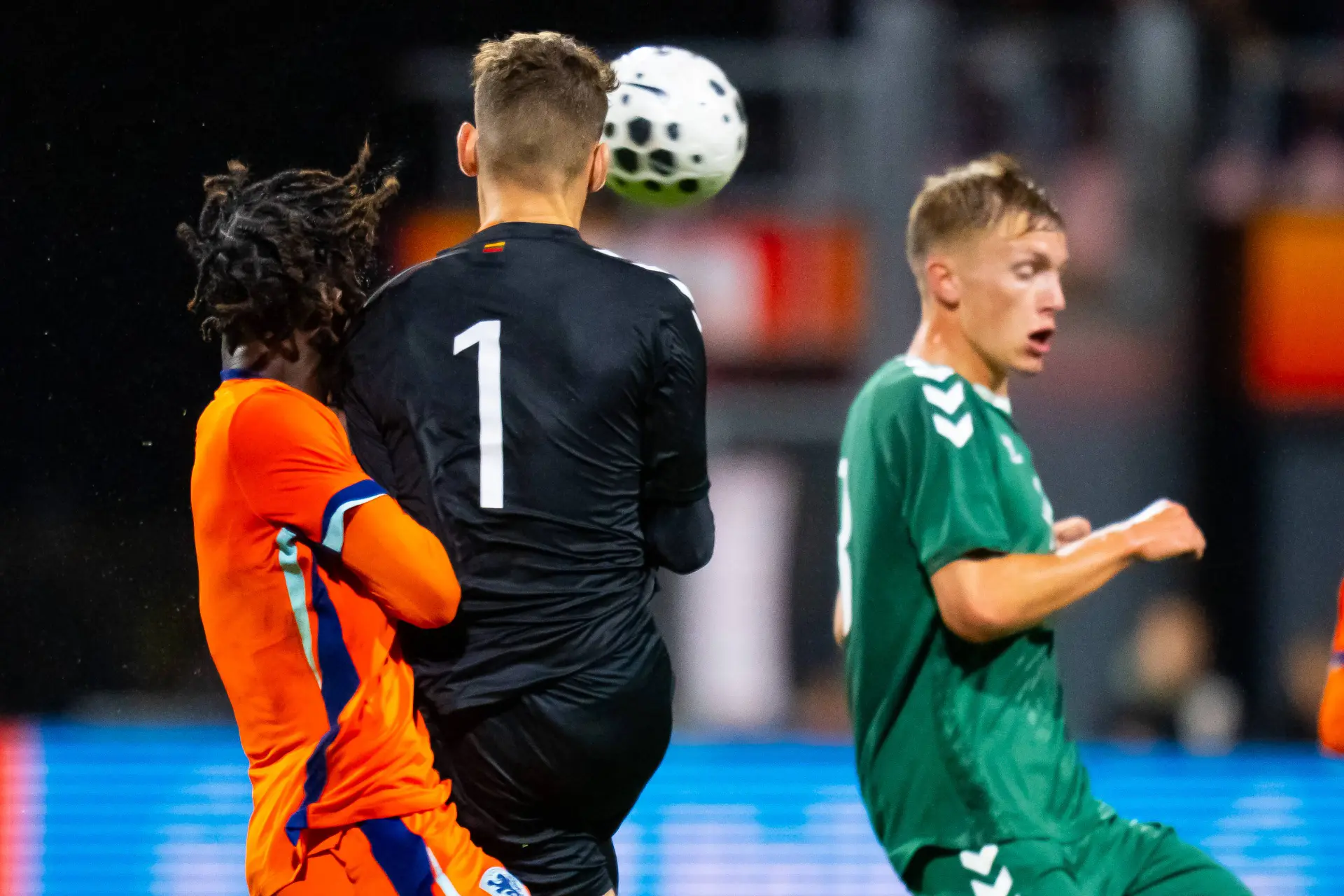Jong Oranje boekt magere zege op Jong Litouwen; Konadu verlaat veld na botsing