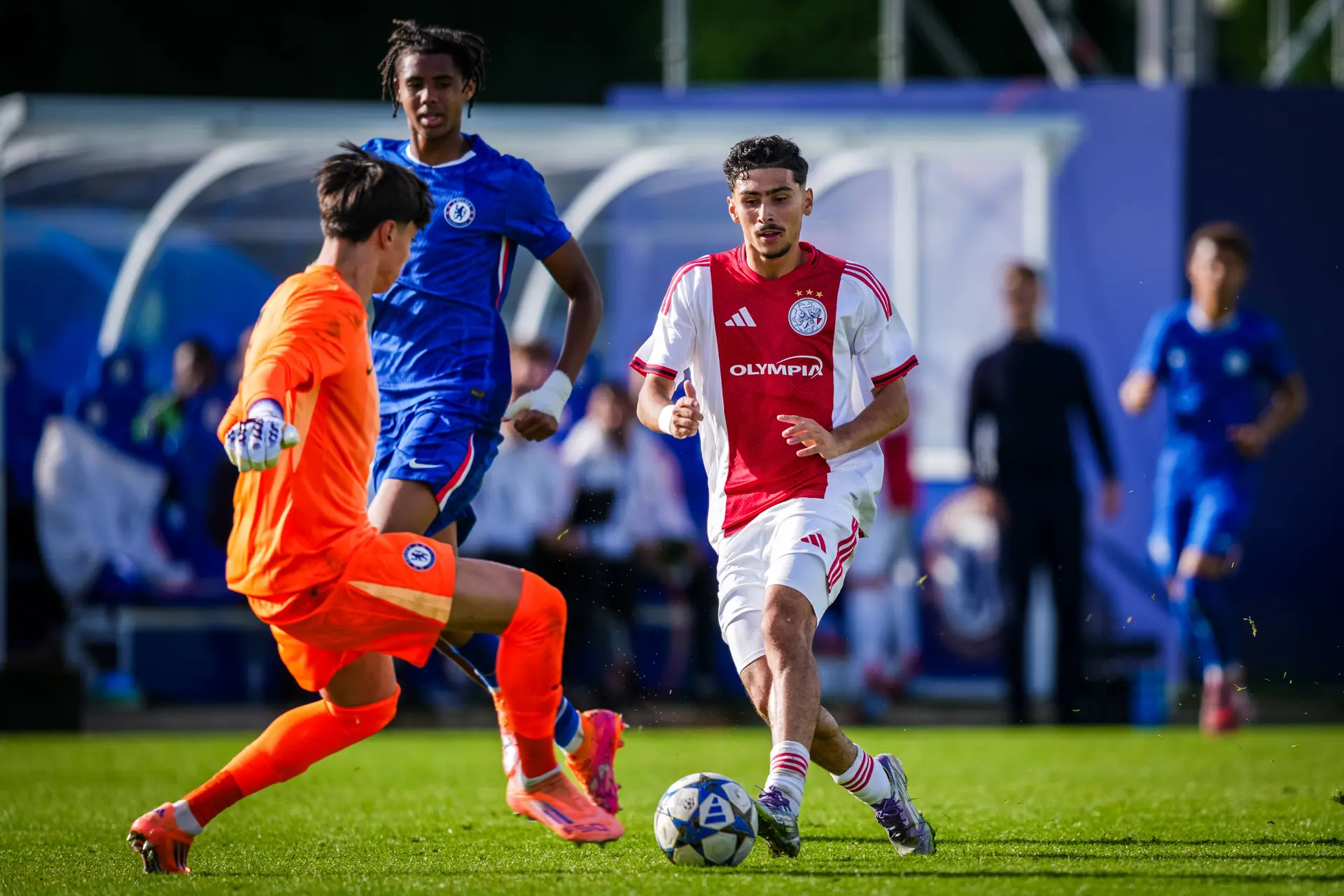 Ajax O19 verliest doelpuntrijk duel met ruime cijfers van Chelsea O19